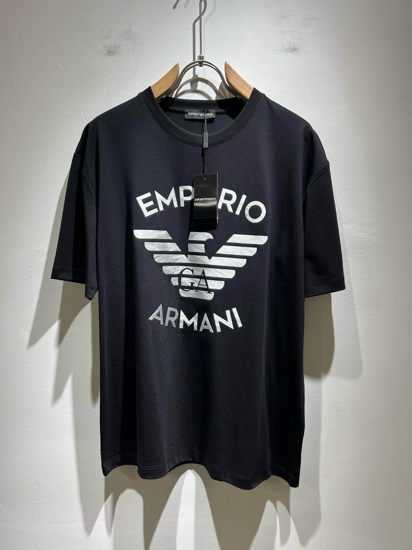 NO:758381,Arman 2026 spring and summer new casual short-sleeved T-shirt for men and women, original factory order, logo laminated design!  The simple design is exquisite and elegant, which is amazing!  Customized original and exclusive pure cotton fabric, soft and delicate to the touch, super comfortable on the upper body, and the ultimate wearing enjoyment!  Inheriting the classic version of the past, the upper body effect is naturally outstanding. It is simple to wear without too many accessories. It can easily create a sense of fashion, and the rate of return will also increase. Get it quickly!  Size M-3XL,,armani,T-shirt,tees,t-shirt,19860909Arman阿*尼2026春夏新款男女同款休闲短袖T恤,原单代工厂订单,标志logo压胶设计！简洁的设计精致优雅,令人叹服！定制原版专属纯棉面料,手感柔软细腻,上身超级舒适,极致的穿着享受！继承着以往的经典版型,上身效果自然而来的出彩,简单穿搭无需过多的饰物,轻松搭出时尚感,回头率也会随之提升.速度入手吧！尺码M-3XL,,armani,T-shirt,tees，t-shirt,,Men's clothing