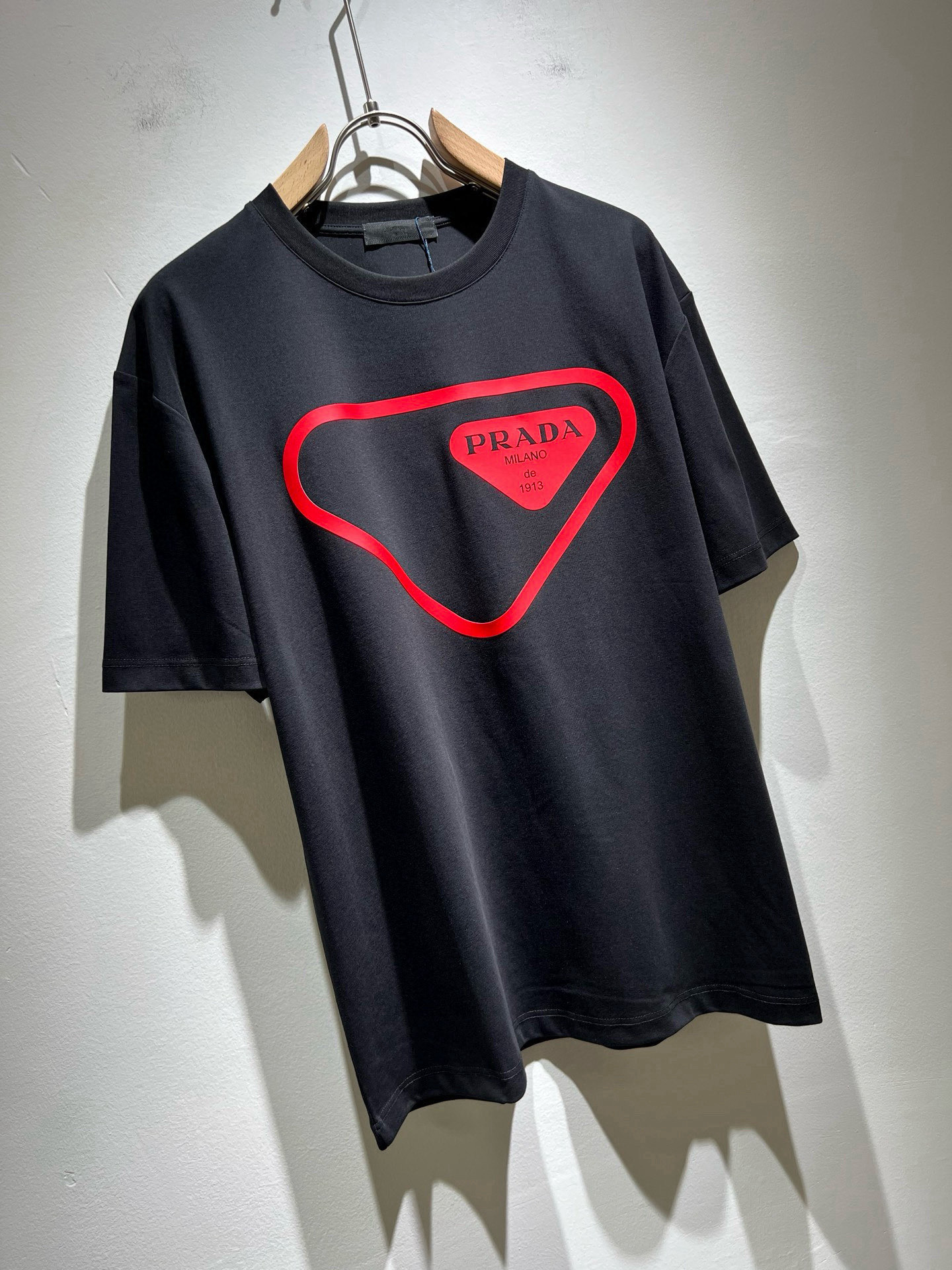 PRAD*A普*达2026春夏新款男女同款👫短袖T恤，最新款全网独家首上！！~既经典有时尚百搭，谁不爱啊