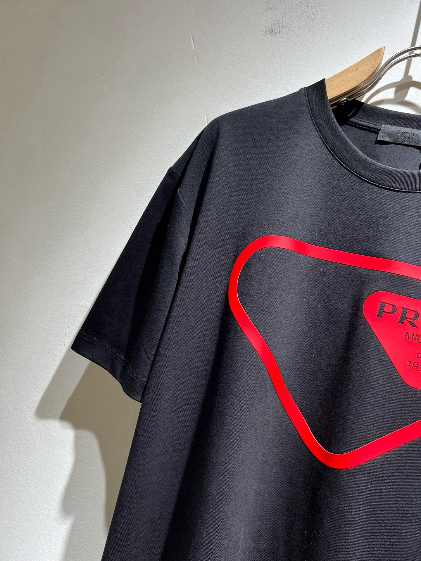 PRAD*A普*达2026春夏新款男女同款👫短袖T恤，最新款全网独家首上！！~既经典有时尚百搭，谁不爱啊