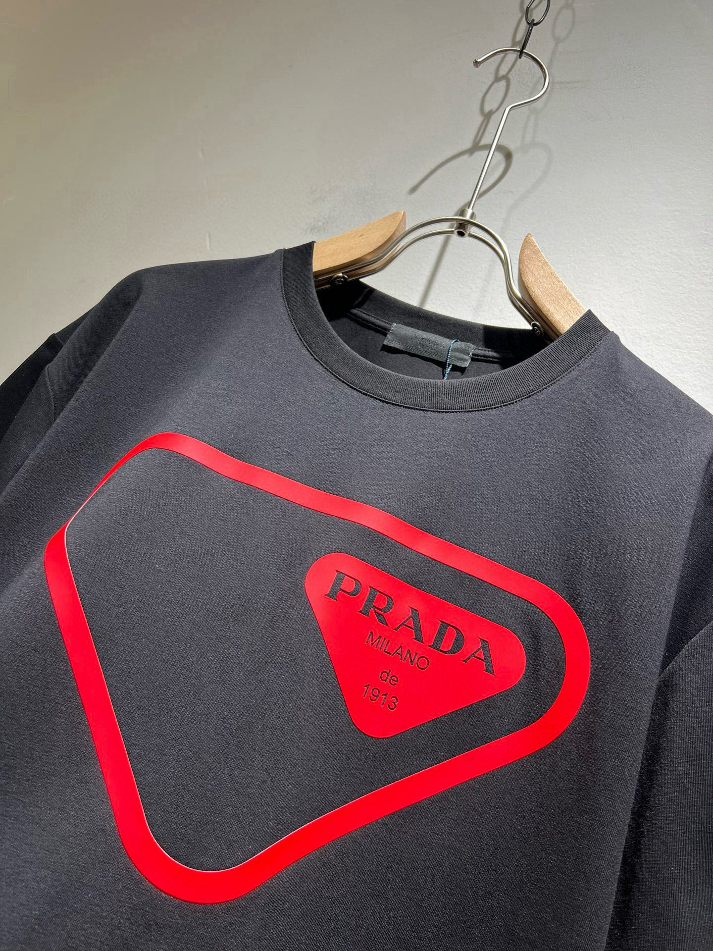 PRAD*A普*达2026春夏新款男女同款👫短袖T恤，最新款全网独家首上！！~既经典有时尚百搭，谁不爱啊