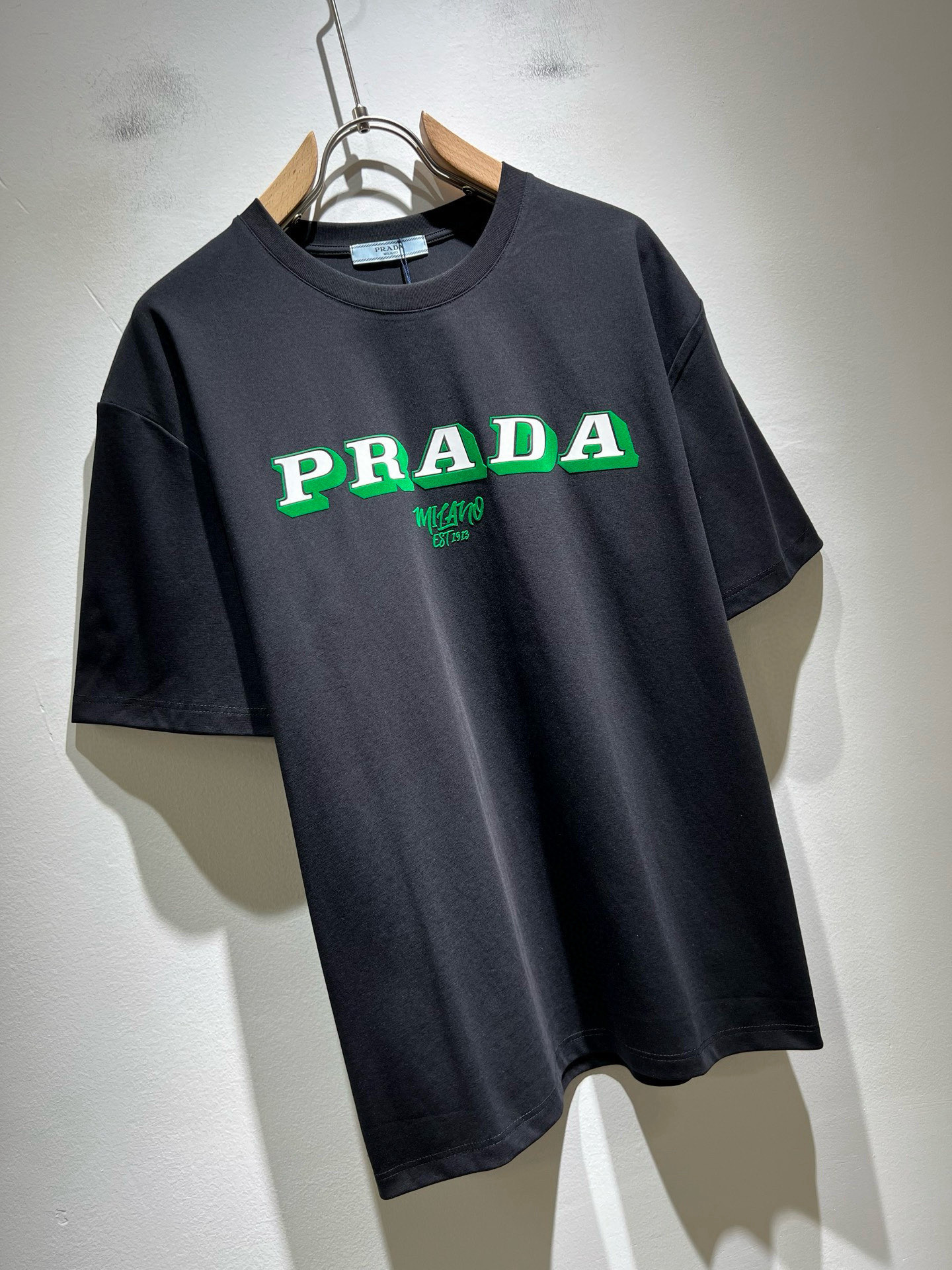 PRAD*A普*达2026春夏新款男女同款👫短袖T恤，最新款全网独家首上！！~既经典有时尚百搭，谁不爱啊