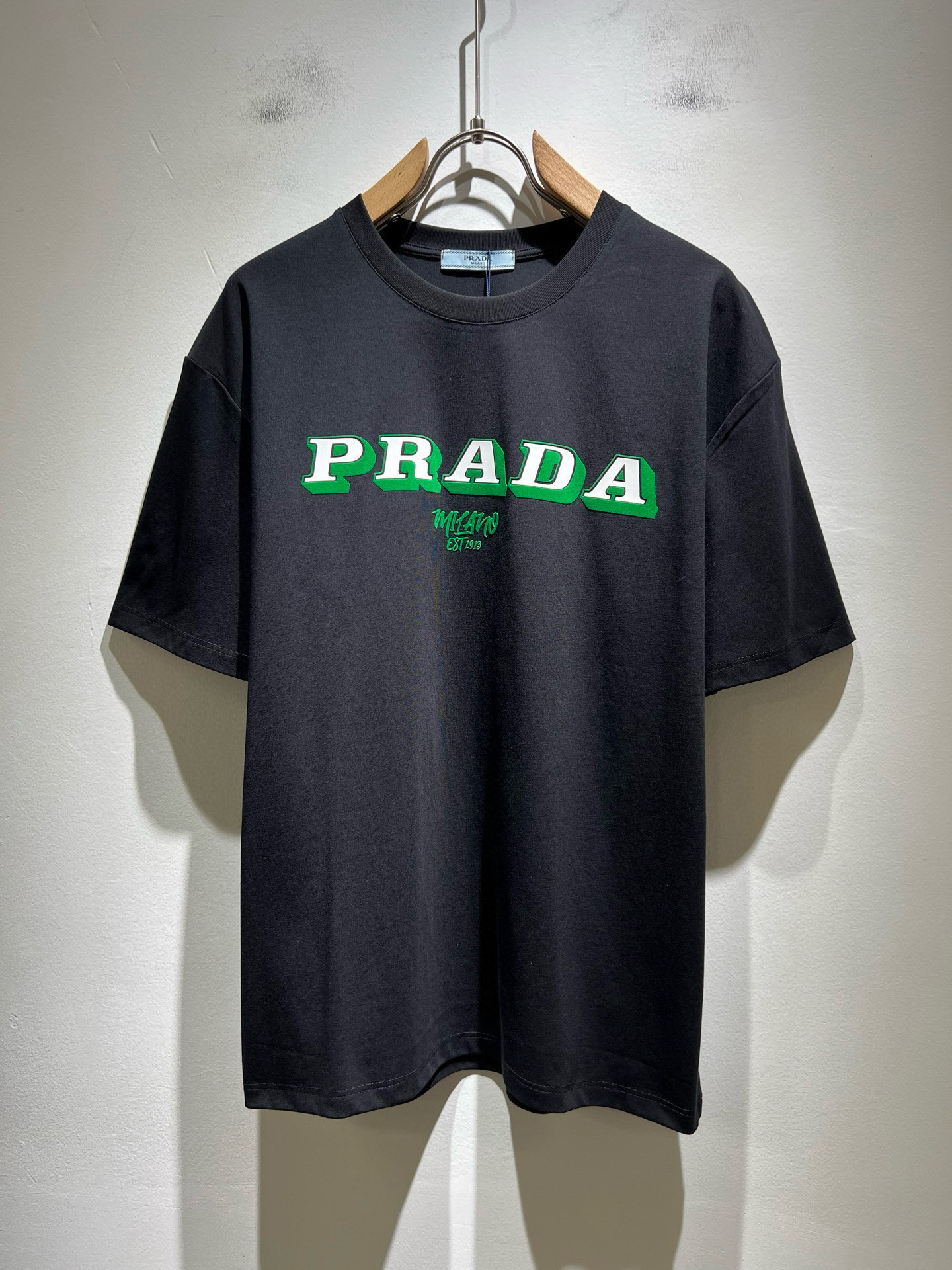 PRAD*A普*达2026春夏新款男女同款👫短袖T恤，最新款全网独家首上！！~既经典有时尚百搭，谁不爱啊