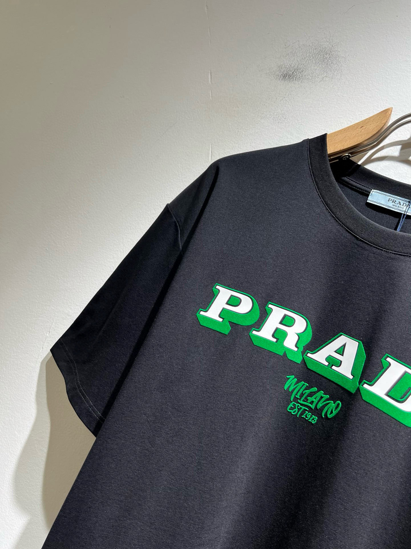 PRAD*A普*达2026春夏新款男女同款👫短袖T恤，最新款全网独家首上！！~既经典有时尚百搭，谁不爱啊