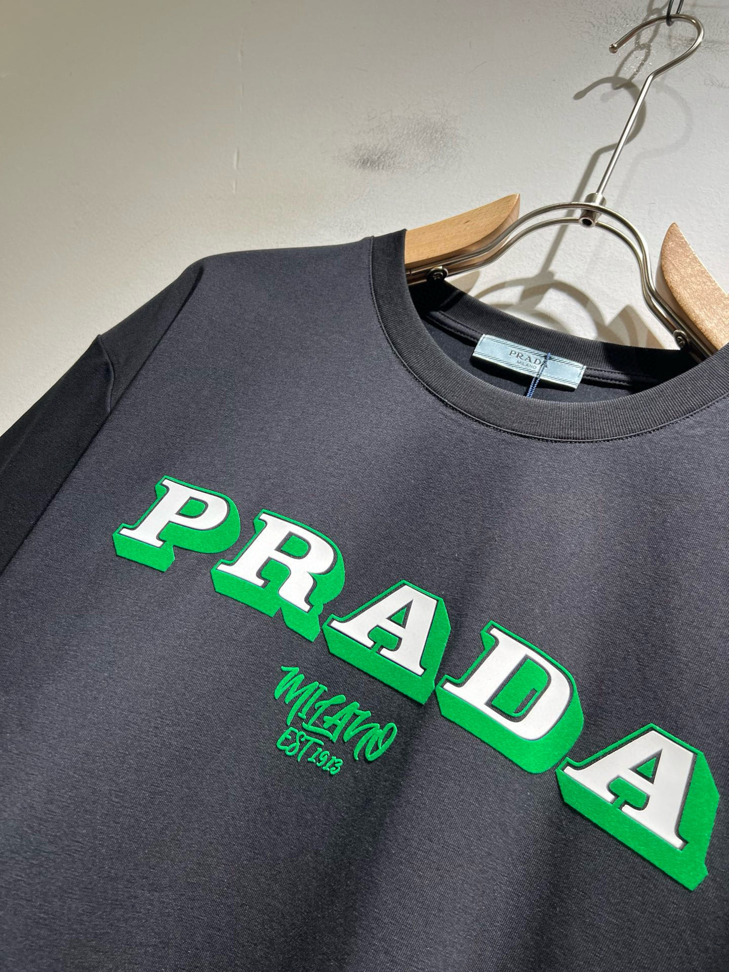 PRAD*A普*达2026春夏新款男女同款👫短袖T恤，最新款全网独家首上！！~既经典有时尚百搭，谁不爱啊