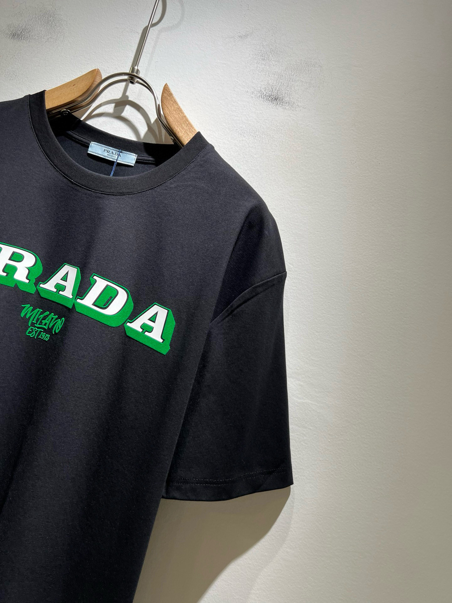 PRAD*A普*达2026春夏新款男女同款👫短袖T恤，最新款全网独家首上！！~既经典有时尚百搭，谁不爱啊