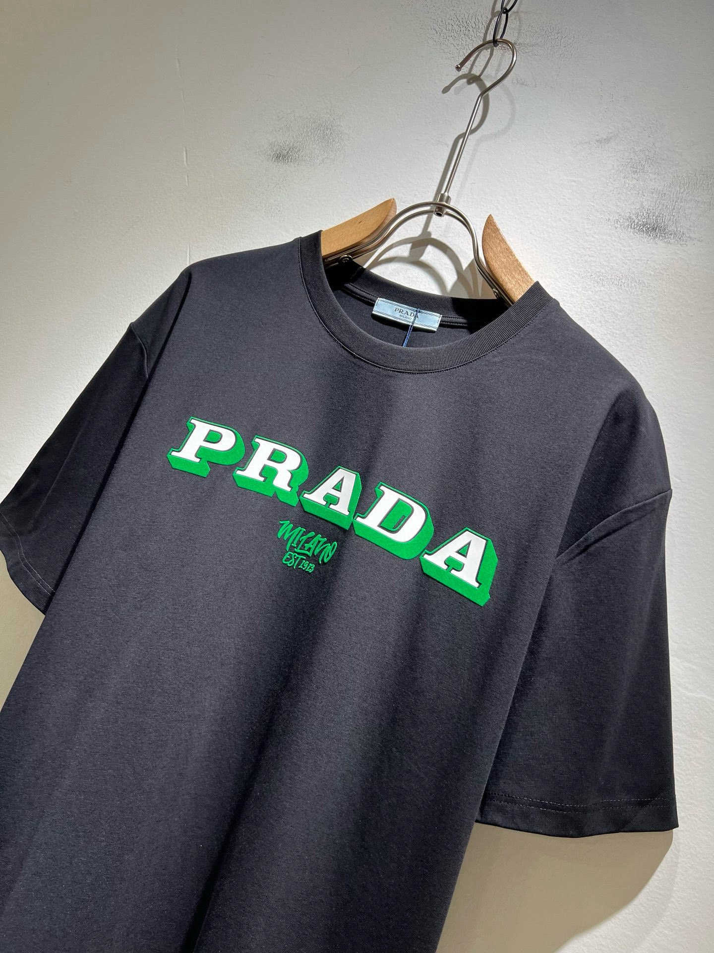 PRAD*A普*达2026春夏新款男女同款👫短袖T恤，最新款全网独家首上！！~既经典有时尚百搭，谁不爱啊