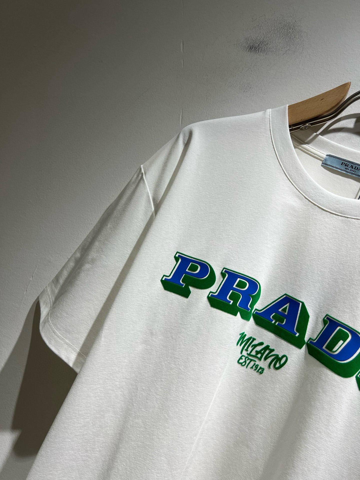 PRAD*A普*达2026春夏新款男女同款👫短袖T恤，最新款全网独家首上！！~既经典有时尚百搭，谁不爱啊