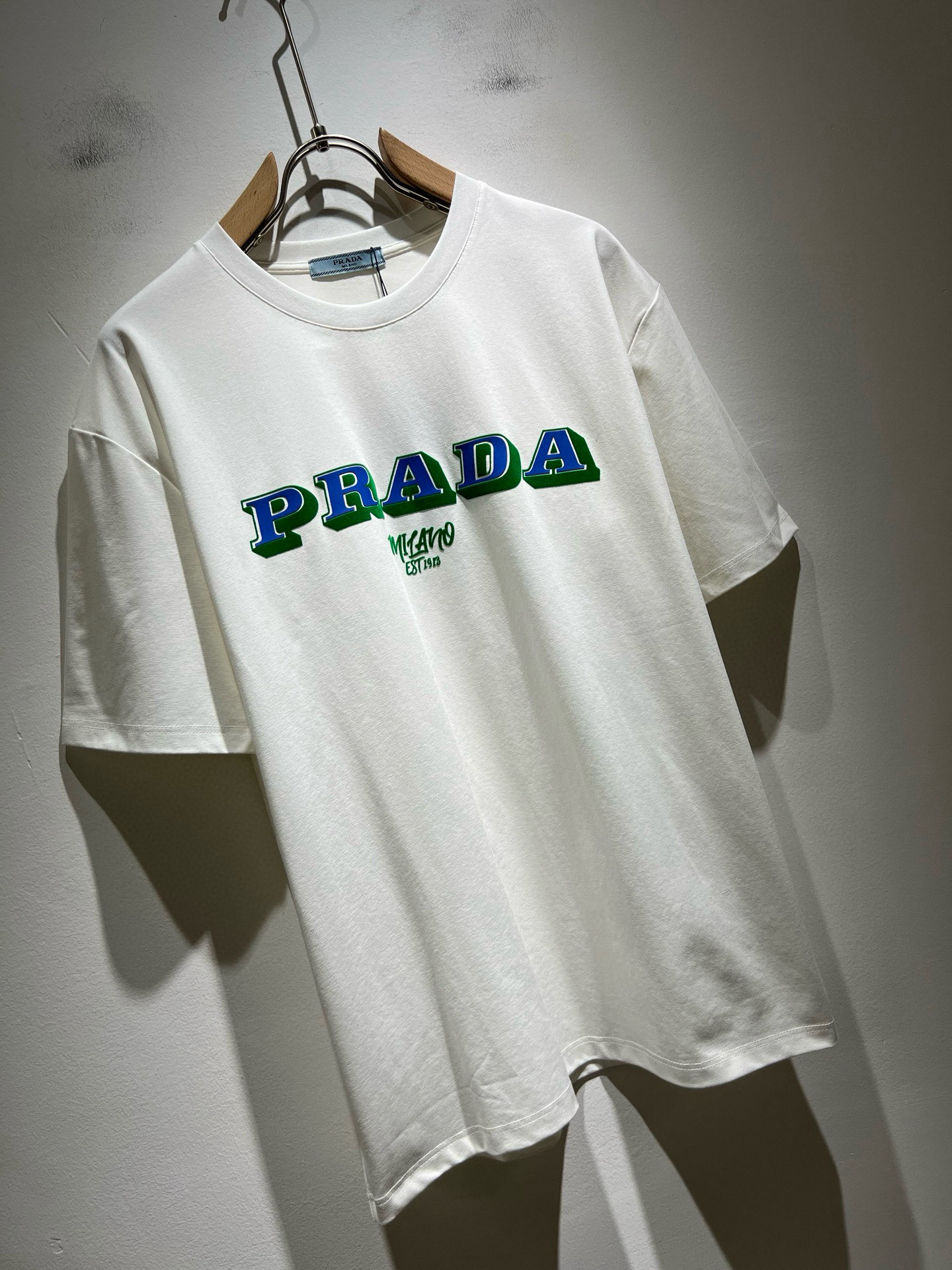 PRAD*A普*达2026春夏新款男女同款👫短袖T恤，最新款全网独家首上！！~既经典有时尚百搭，谁不爱啊