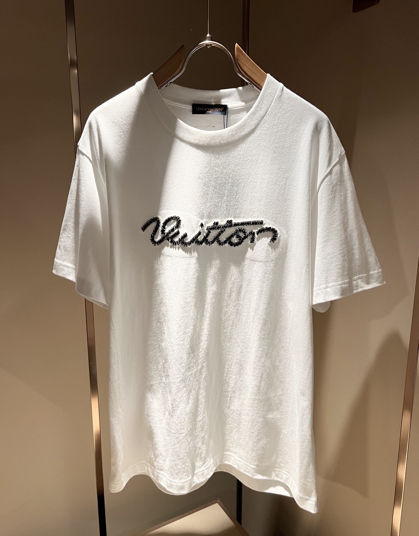 LouisVuitt*路易*登 2026春夏全新系列单品上线，非常时髦前卫的一款男女同款短袖T恤，标识l