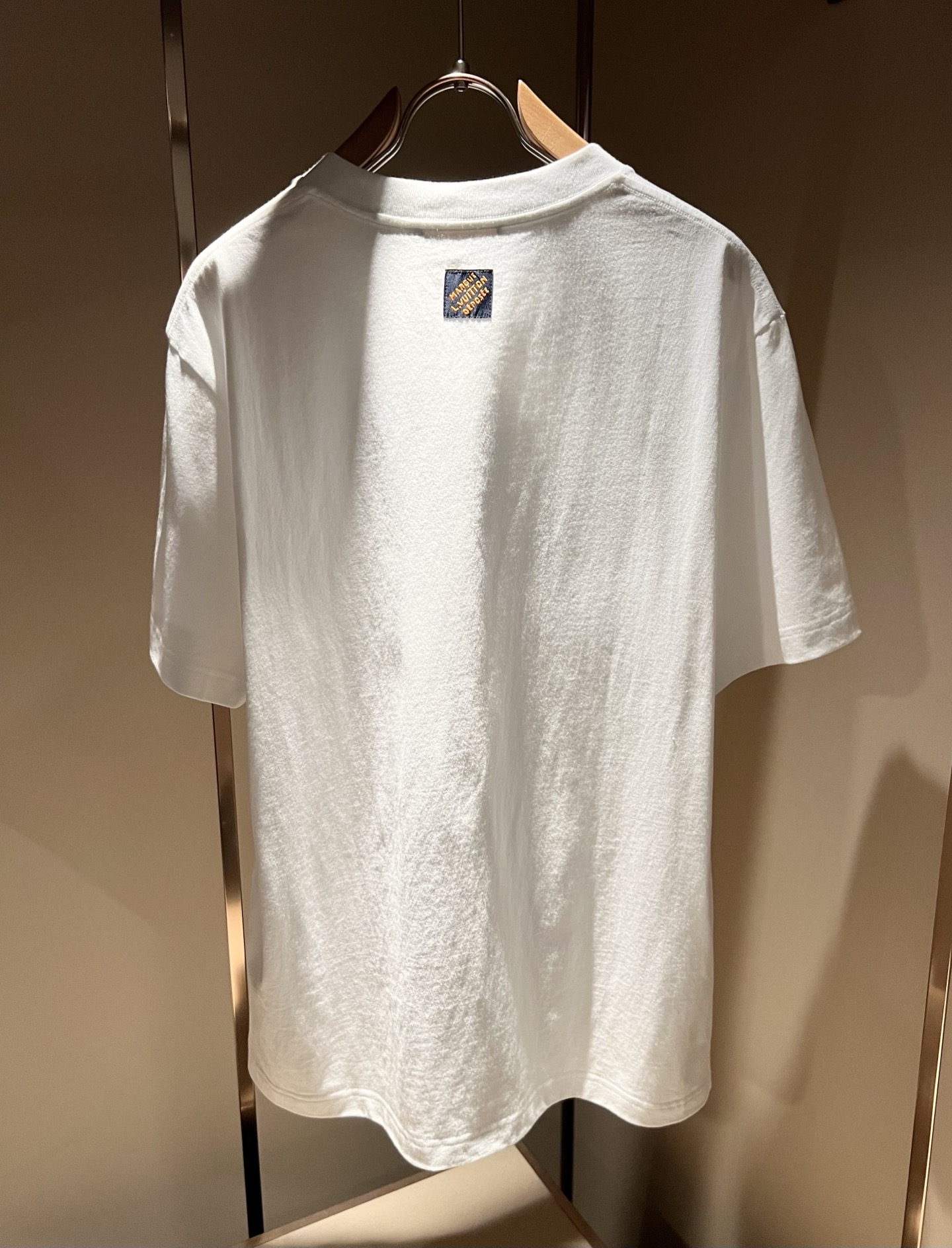 LouisVuitt*路易*登 2026春夏全新系列单品上线，非常时髦前卫的一款男女同款短袖T恤，标识l