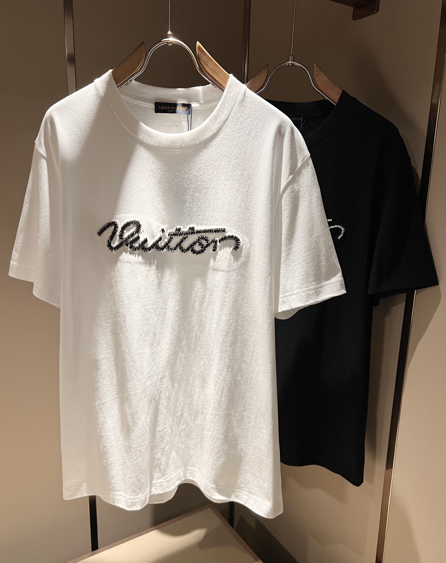 LouisVuitt*路易*登 2026春夏全新系列单品上线，非常时髦前卫的一款男女同款短袖T恤，标识l