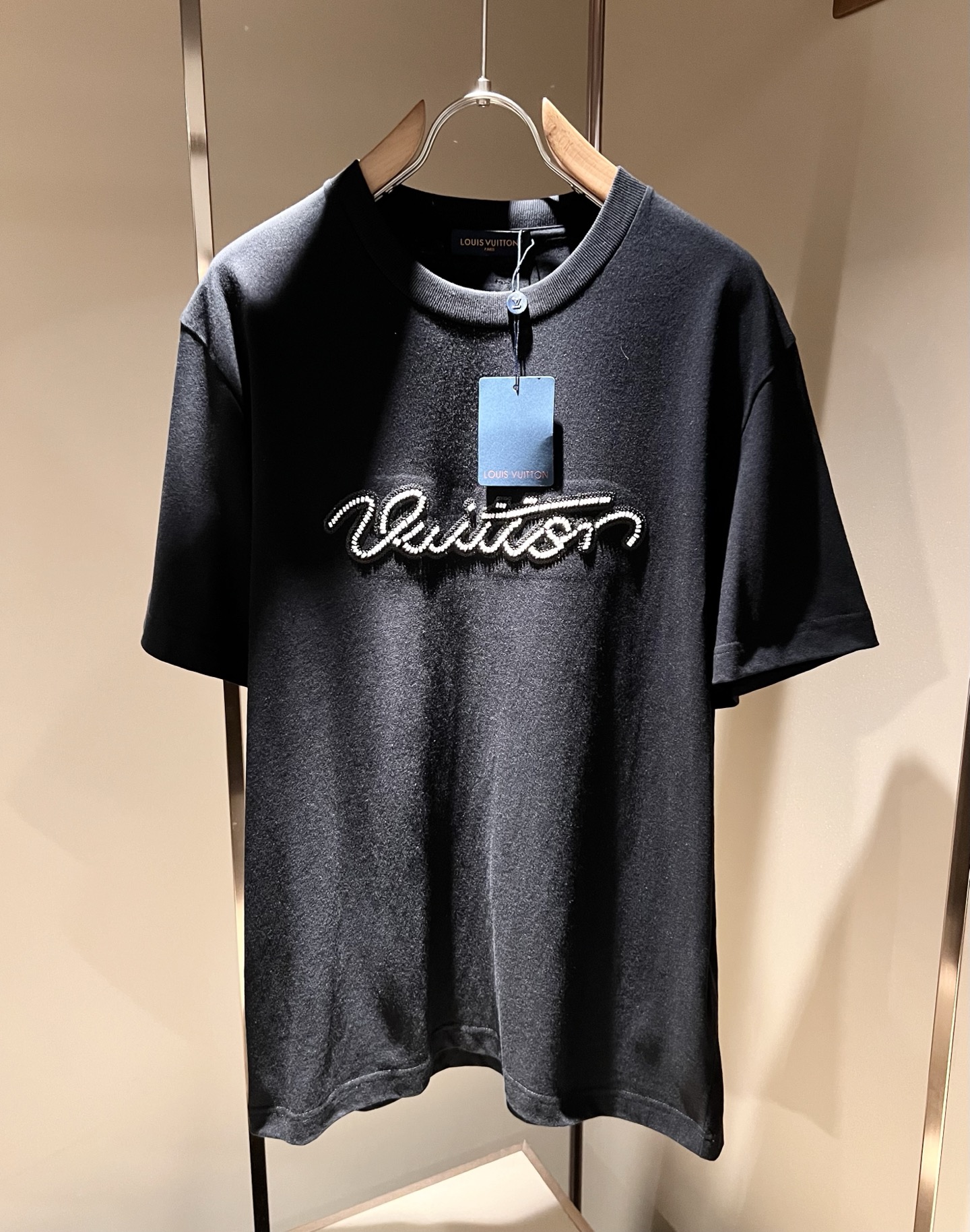 LouisVuitt*路易*登 2026春夏全新系列单品上线，非常时髦前卫的一款男女同款短袖T恤，标识l