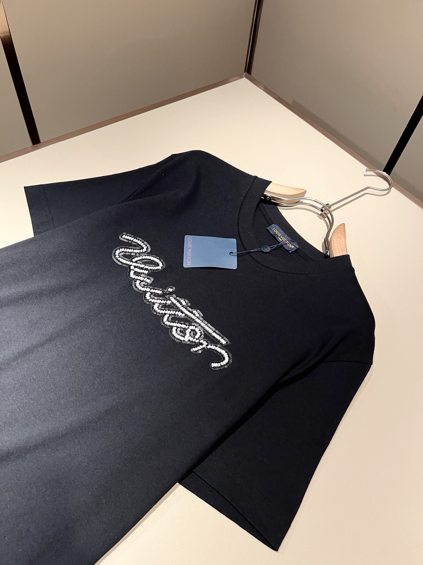 LouisVuitt*路易*登 2026春夏全新系列单品上线，非常时髦前卫的一款男女同款短袖T恤，标识l