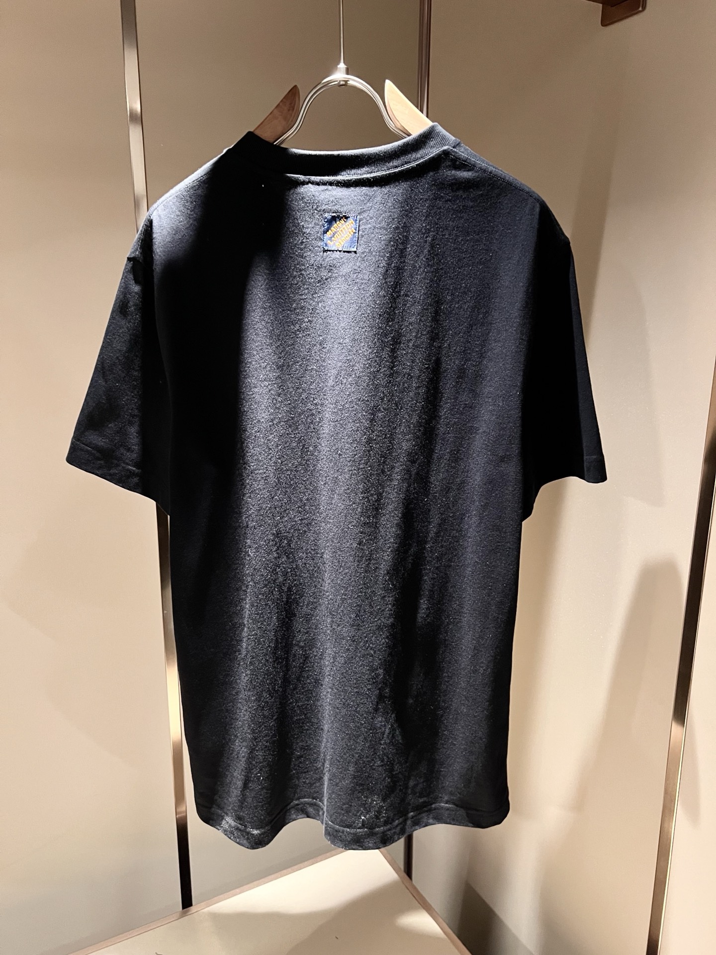 LouisVuitt*路易*登 2026春夏全新系列单品上线，非常时髦前卫的一款男女同款短袖T恤，标识l