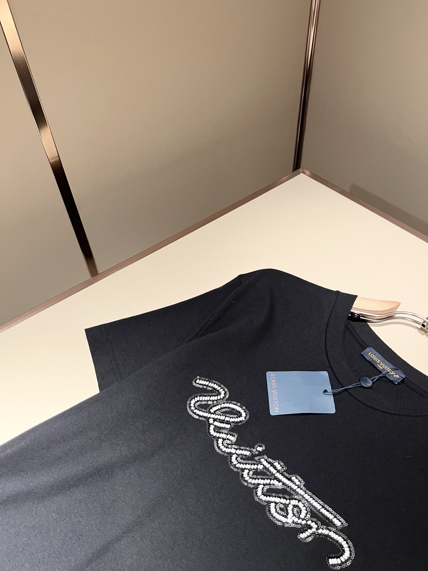 LouisVuitt*路易*登 2026春夏全新系列单品上线，非常时髦前卫的一款男女同款短袖T恤，标识l