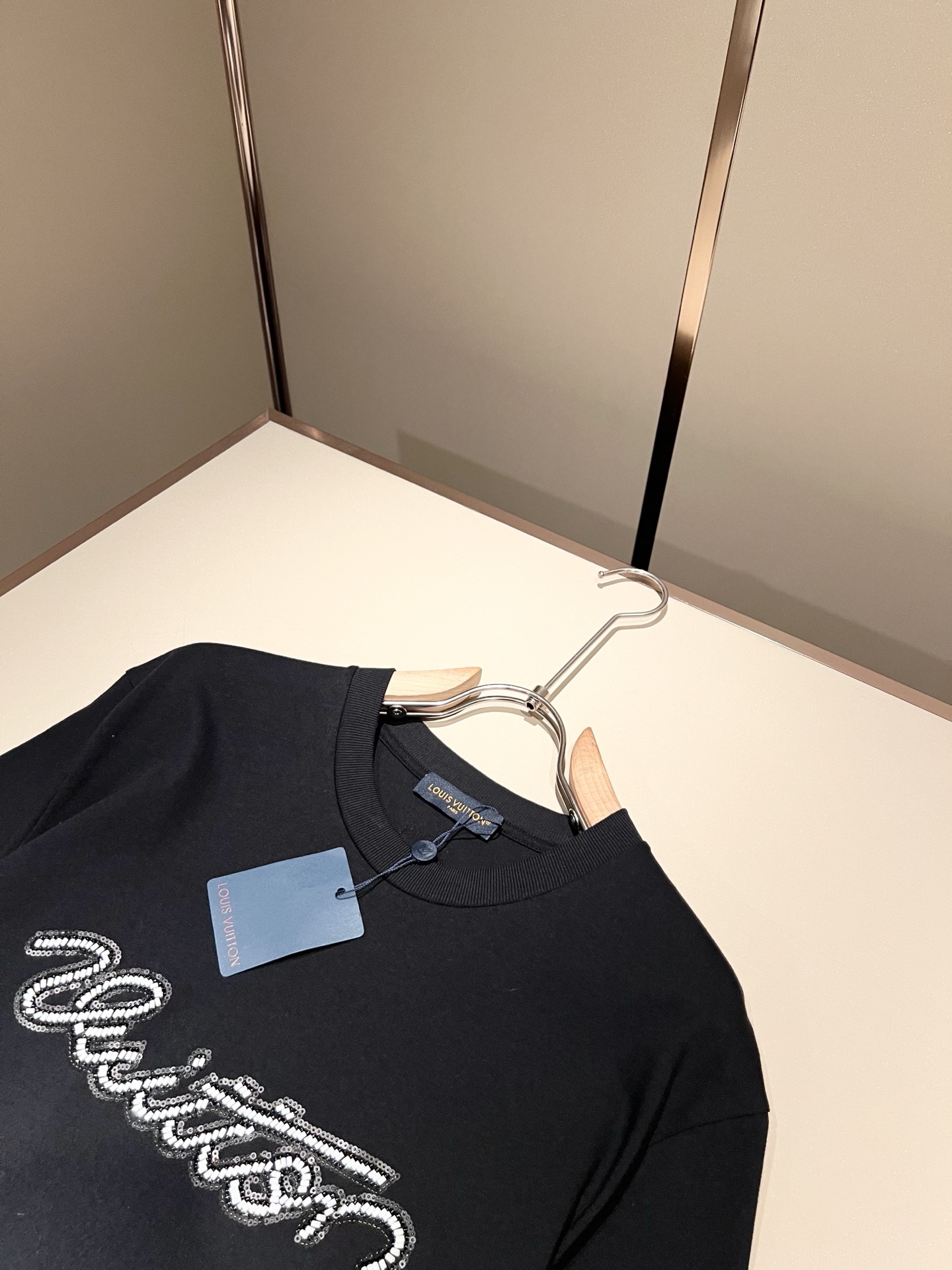 LouisVuitt*路易*登 2026春夏全新系列单品上线，非常时髦前卫的一款男女同款短袖T恤，标识l