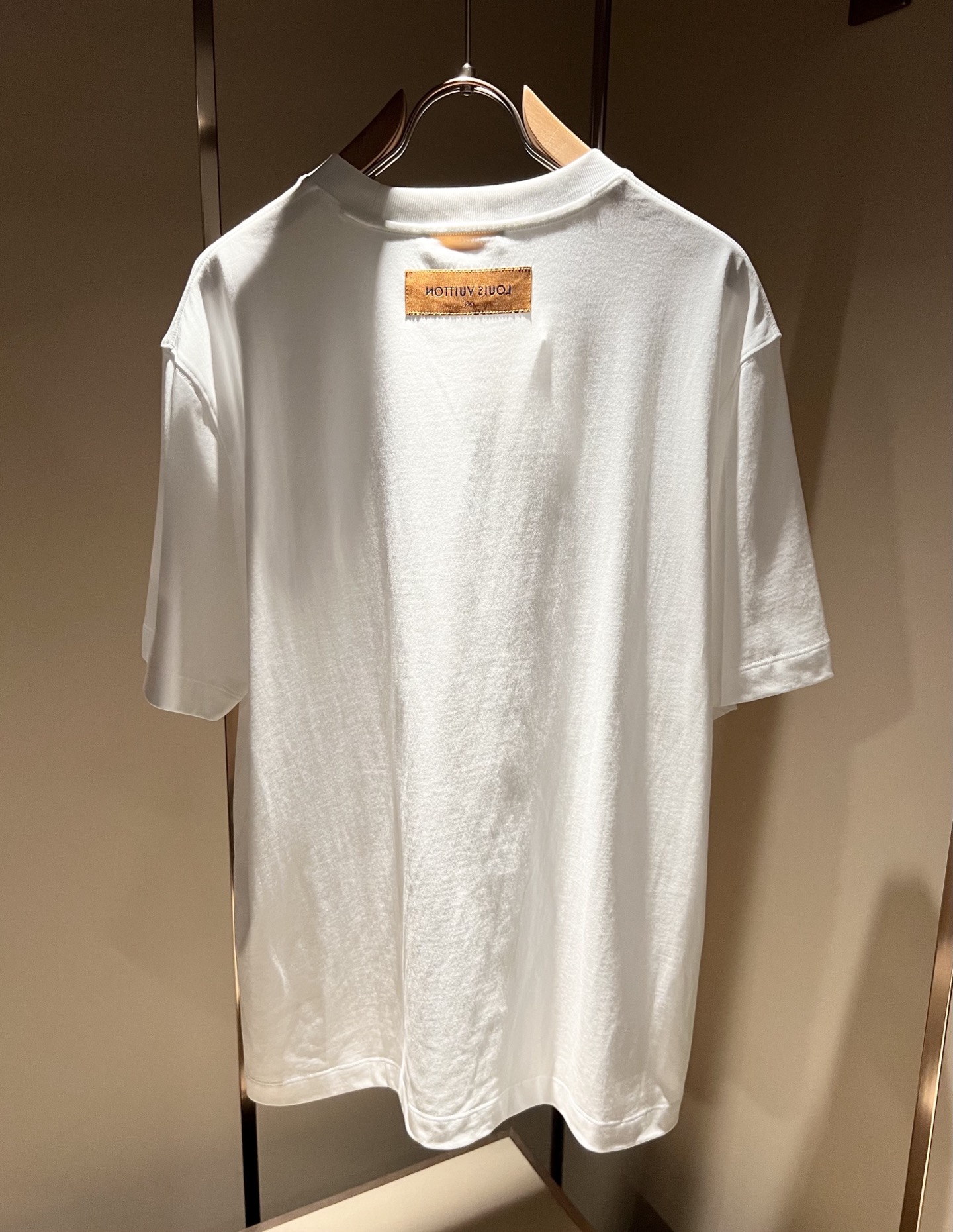 LouisVuitt*路易*登 2026春夏全新系列单品上线，非常时髦前卫的一款男女同款短袖T恤，标识l