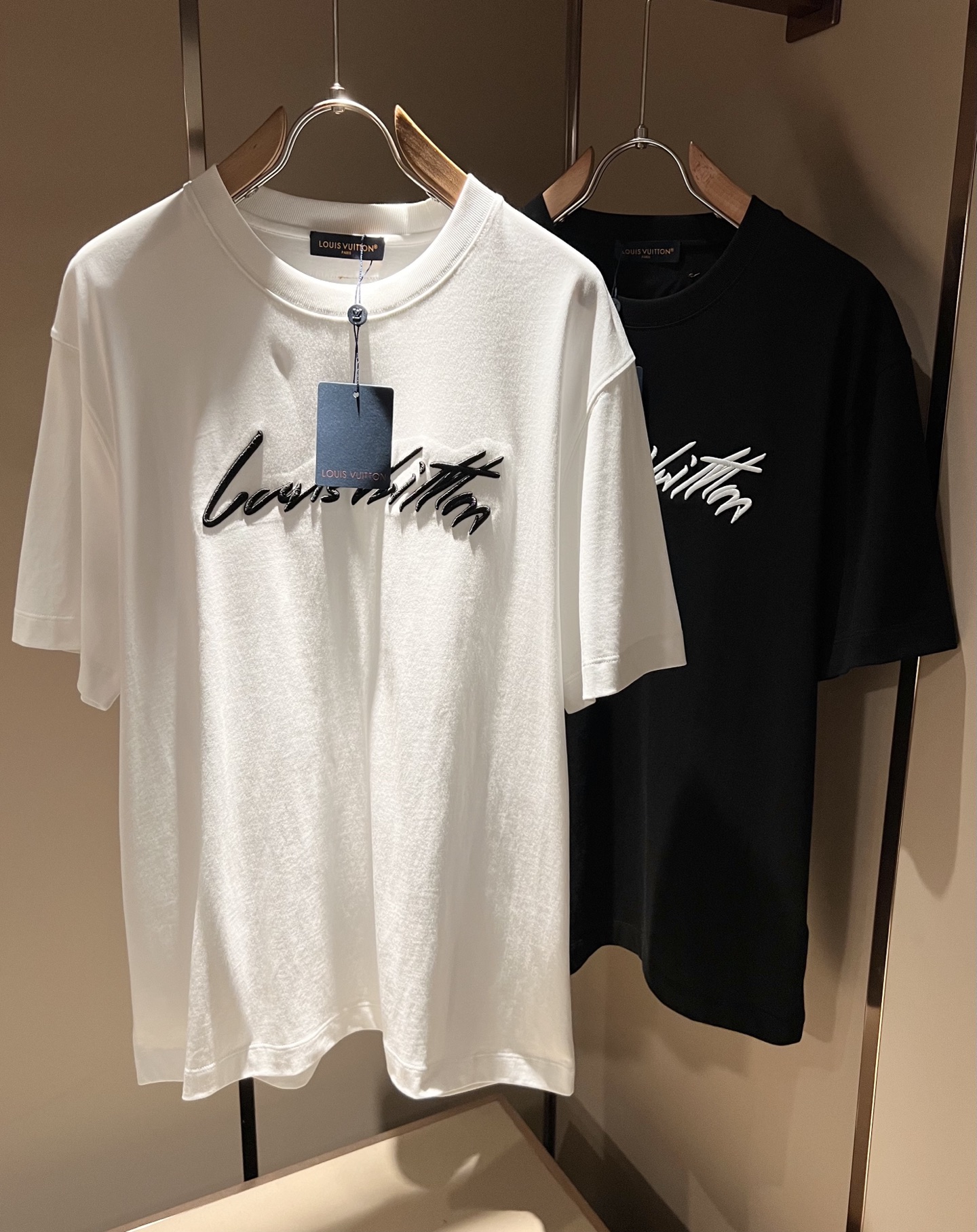 LouisVuitt*路易*登 2026春夏全新系列单品上线，非常时髦前卫的一款男女同款短袖T恤，标识l
