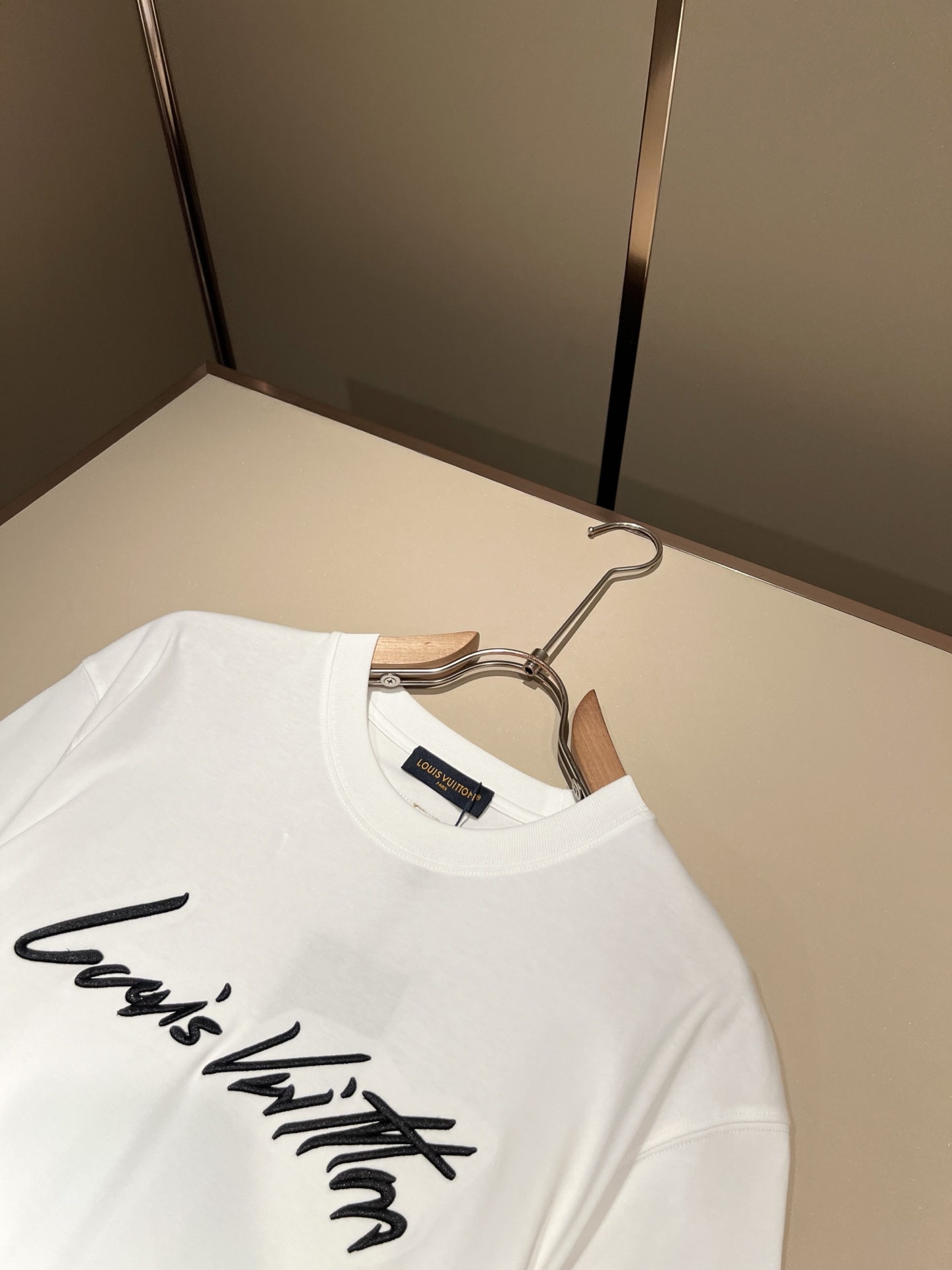 LouisVuitt*路易*登 2026春夏全新系列单品上线，非常时髦前卫的一款男女同款短袖T恤，标识l