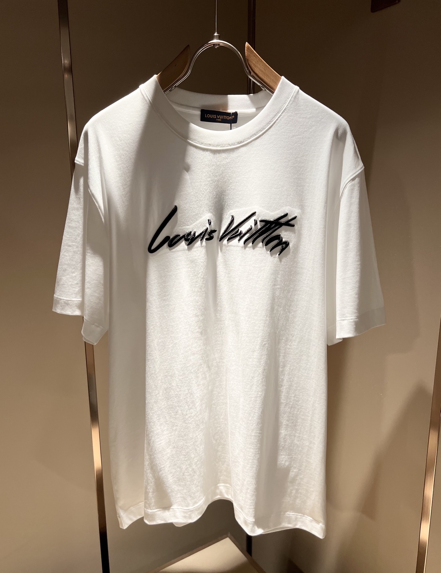 LouisVuitt*路易*登 2026春夏全新系列单品上线，非常时髦前卫的一款男女同款短袖T恤，标识l