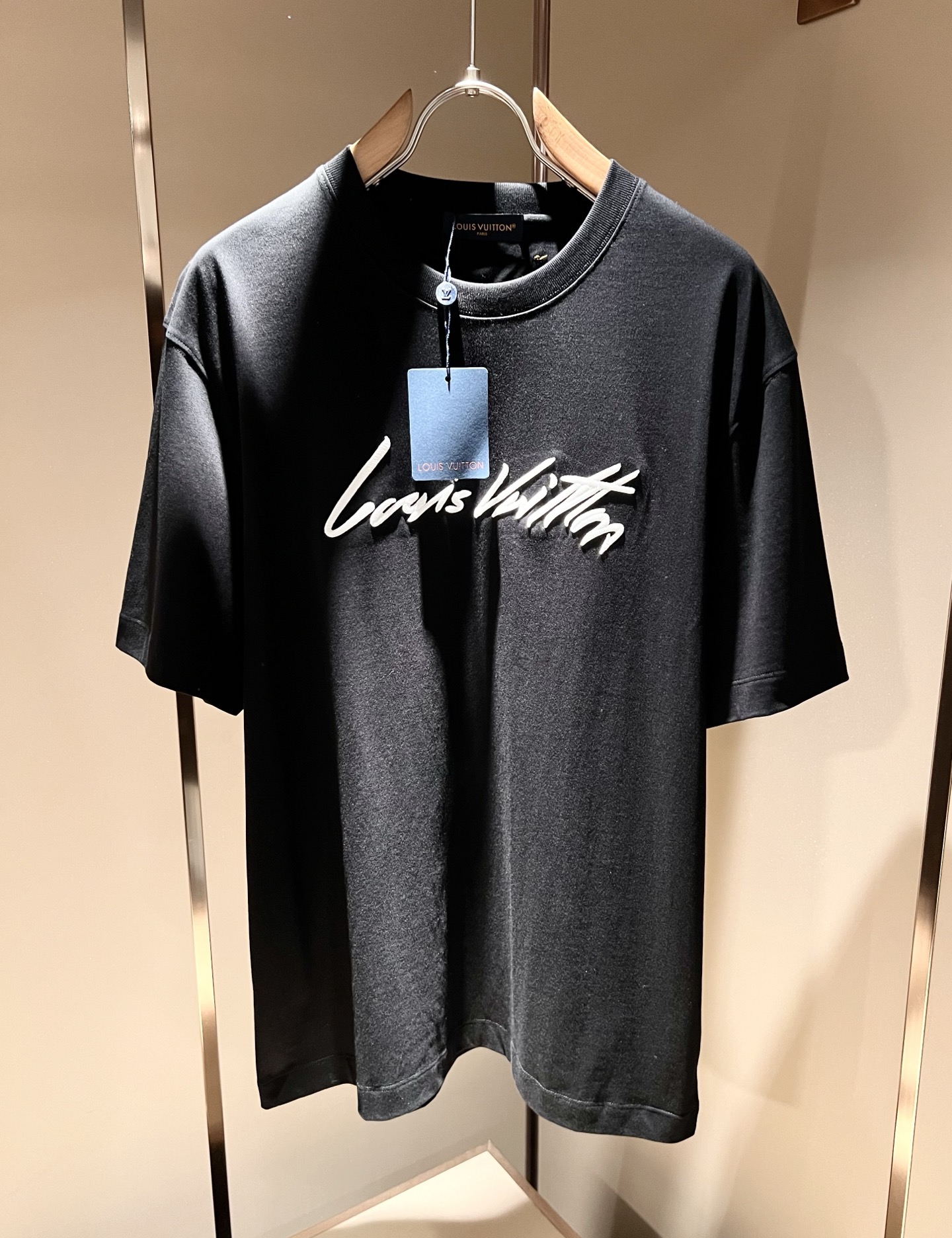 LouisVuitt*路易*登 2026春夏全新系列单品上线，非常时髦前卫的一款男女同款短袖T恤，标识l