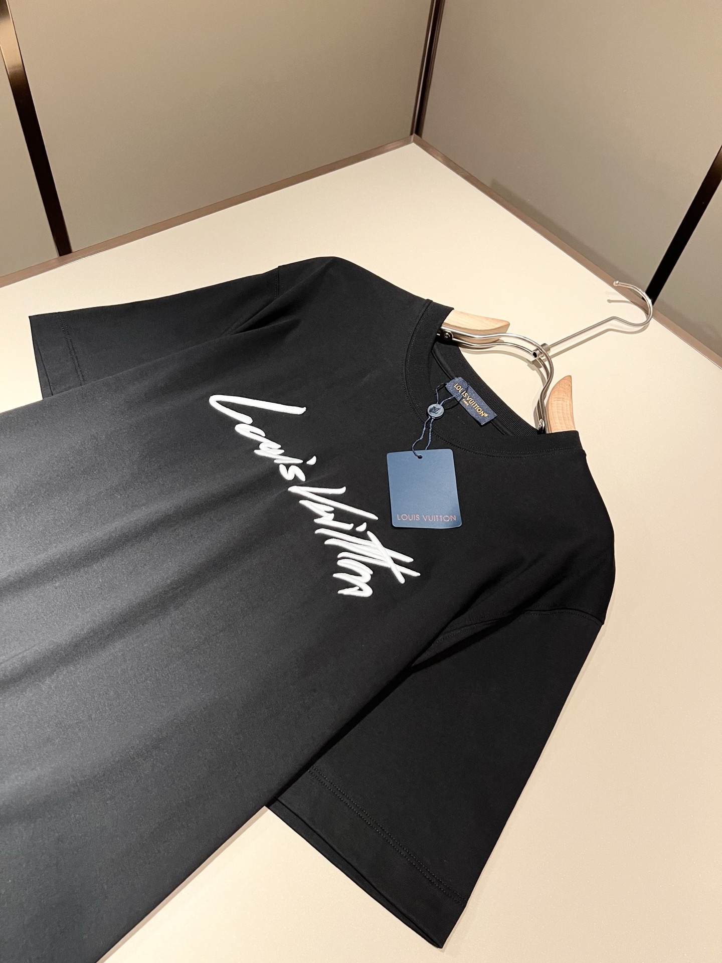 LouisVuitt*路易*登 2026春夏全新系列单品上线，非常时髦前卫的一款男女同款短袖T恤，标识l
