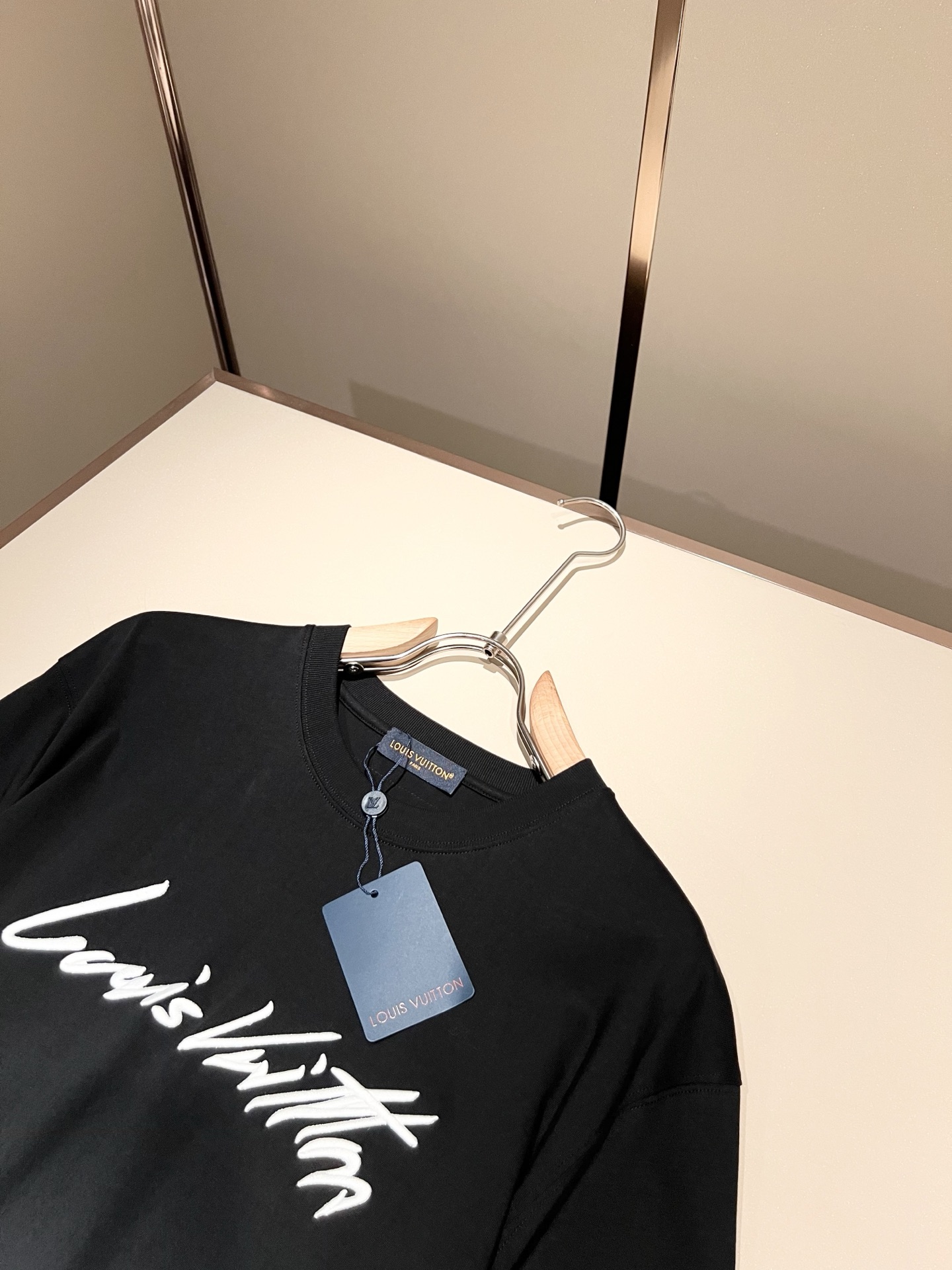 LouisVuitt*路易*登 2026春夏全新系列单品上线，非常时髦前卫的一款男女同款短袖T恤，标识l