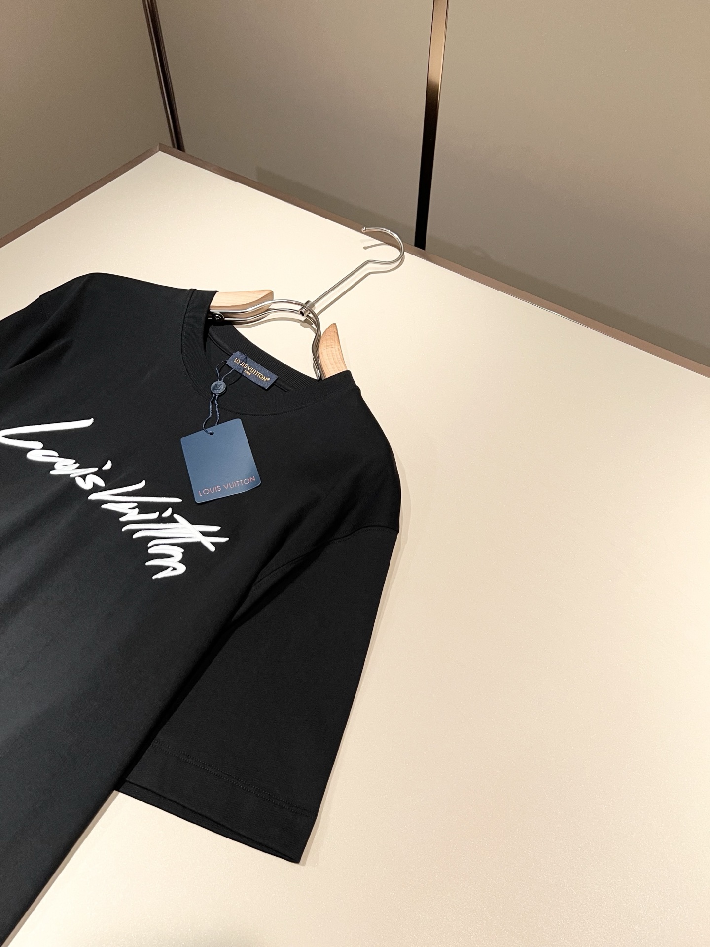 LouisVuitt*路易*登 2026春夏全新系列单品上线，非常时髦前卫的一款男女同款短袖T恤，标识l