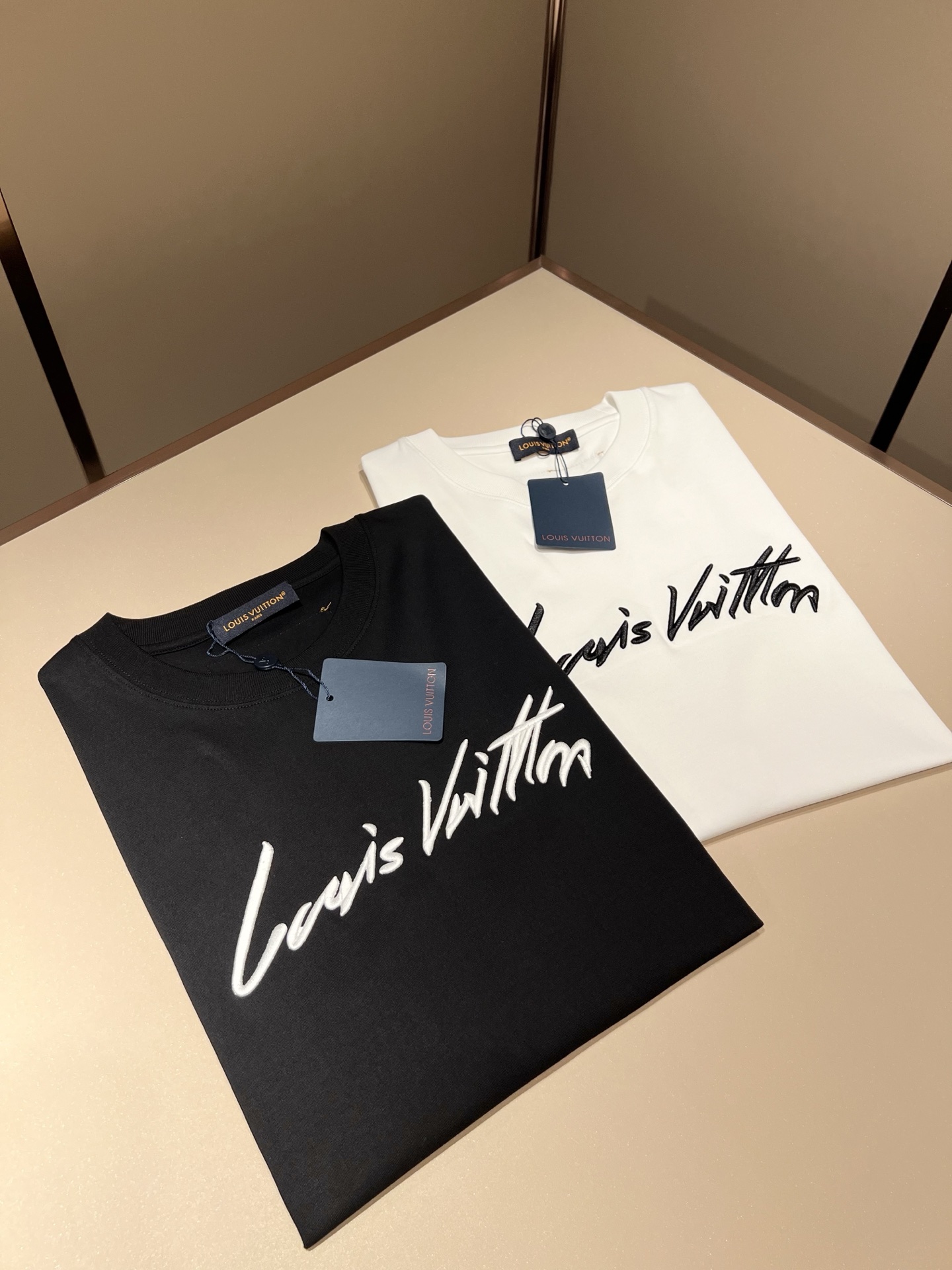 LouisVuitt*路易*登 2026春夏全新系列单品上线，非常时髦前卫的一款男女同款短袖T恤，标识l