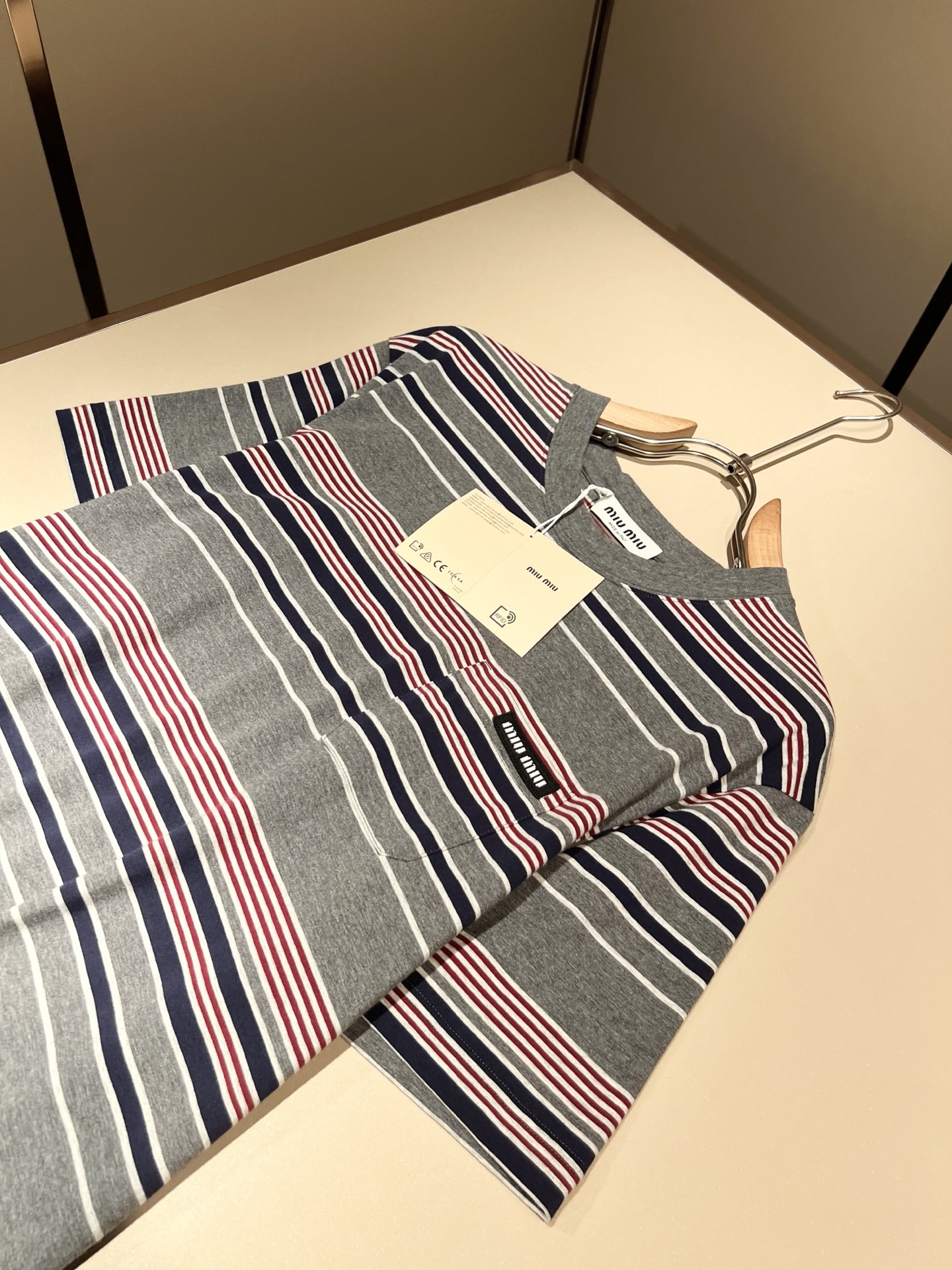 MIUMIU 谬谬2026春夏新款男女同款👫短袖T恤，品牌最新设计元素！既不单调也不复杂,恰到好处的展现