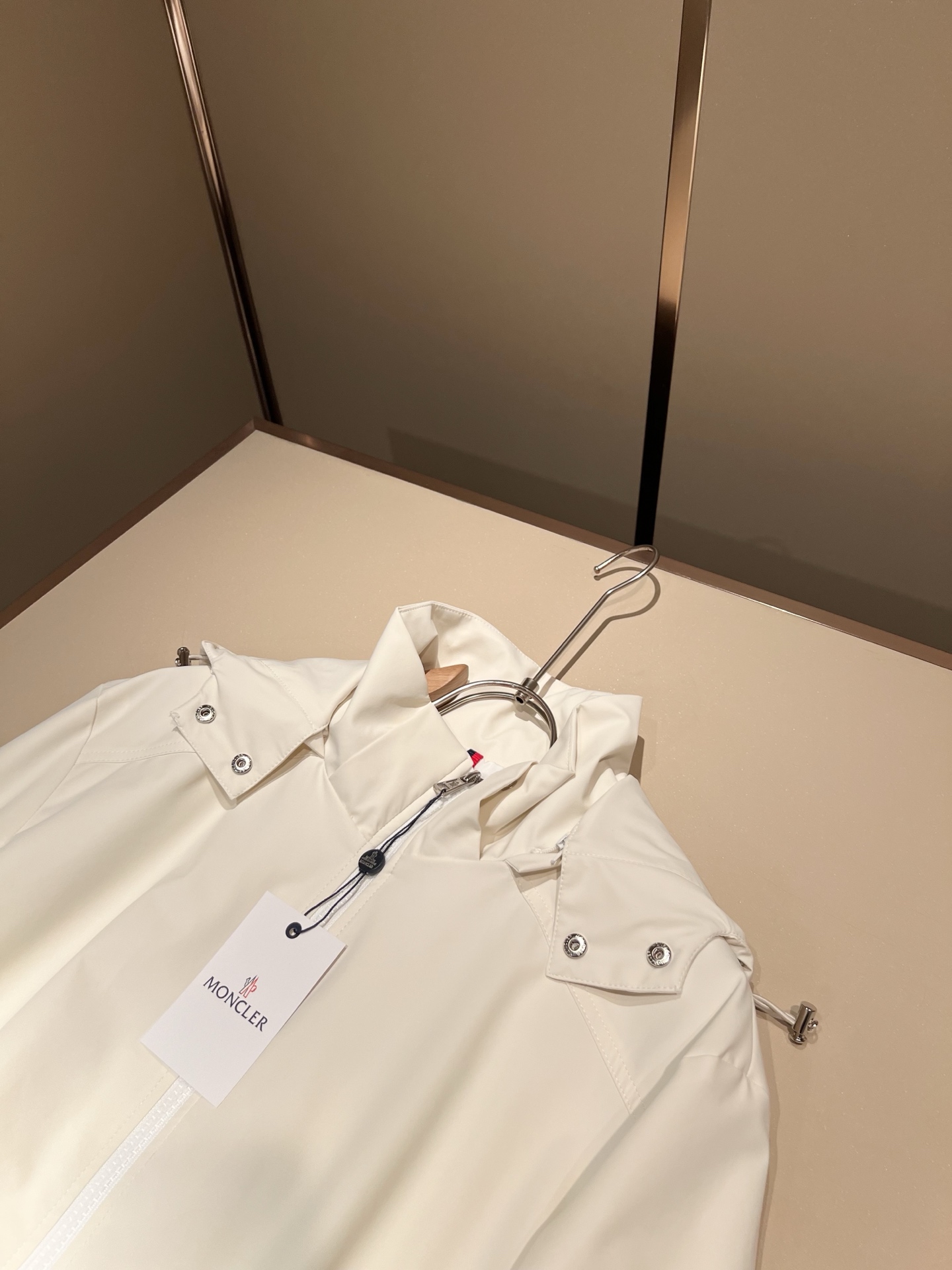 Monc*ler蒙*口2026春夏经典夹克外套，都市时尚休闲款！面料超软面料帅酷爆款夹克外套。时尚都市百