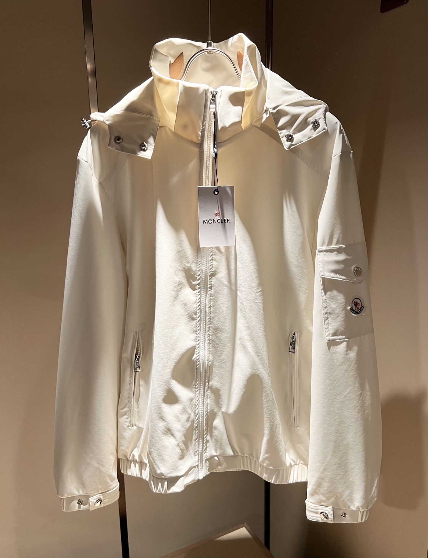 Monc*ler蒙*口2026春夏经典夹克外套，都市时尚休闲款！面料超软面料帅酷爆款夹克外套。时尚都市百