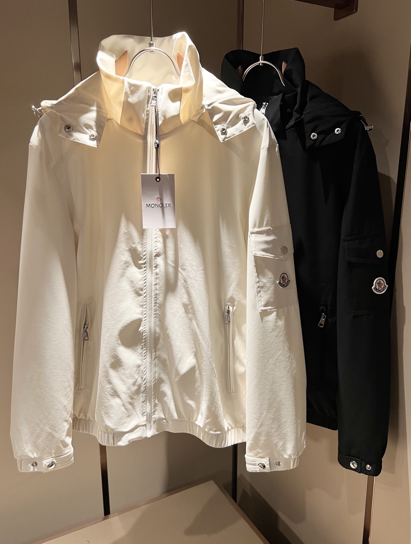 Monc*ler蒙*口2026春夏经典夹克外套，都市时尚休闲款！面料超软面料帅酷爆款夹克外套。时尚都市百