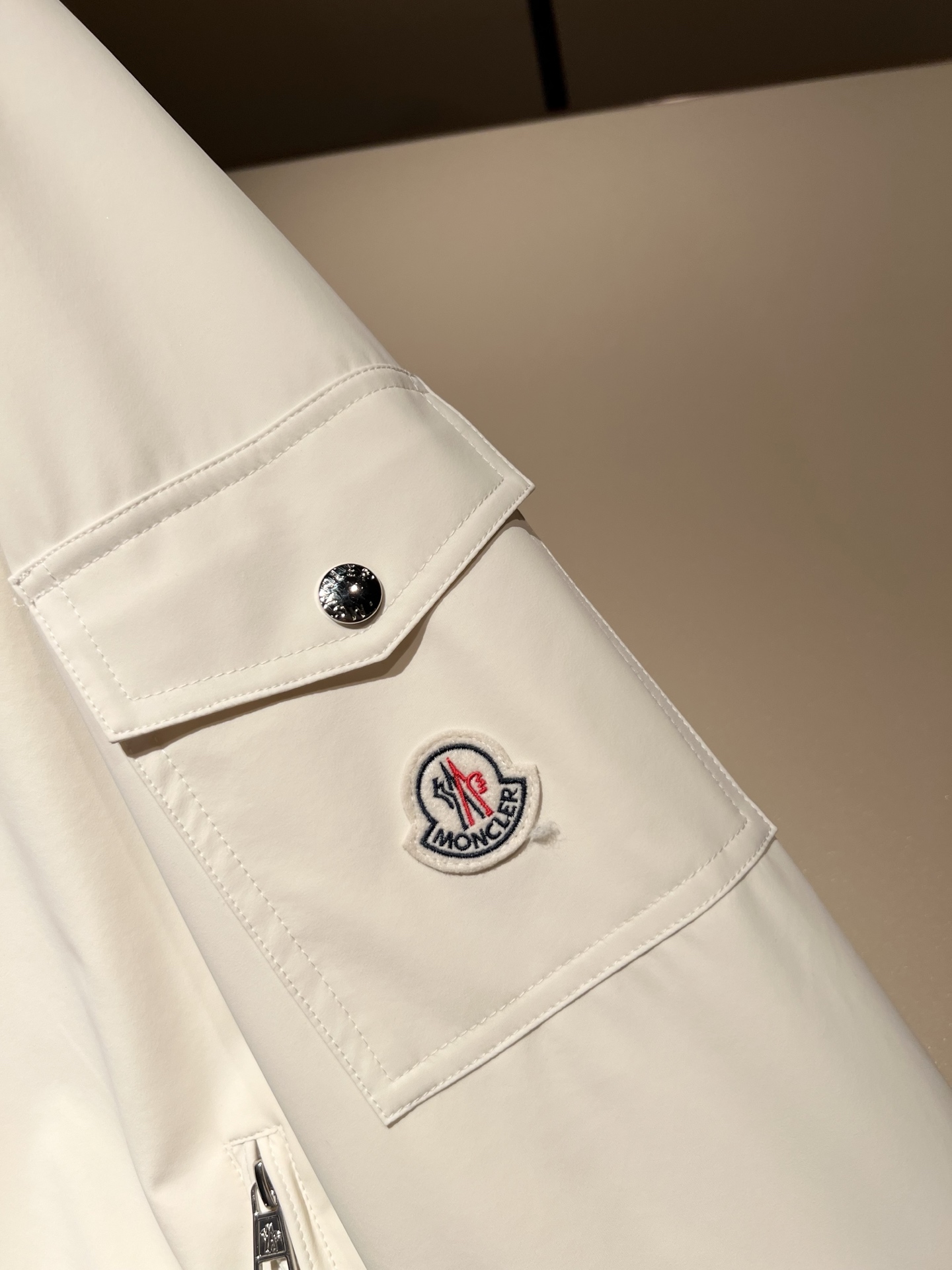 Monc*ler蒙*口2026春夏经典夹克外套，都市时尚休闲款！面料超软面料帅酷爆款夹克外套。时尚都市百