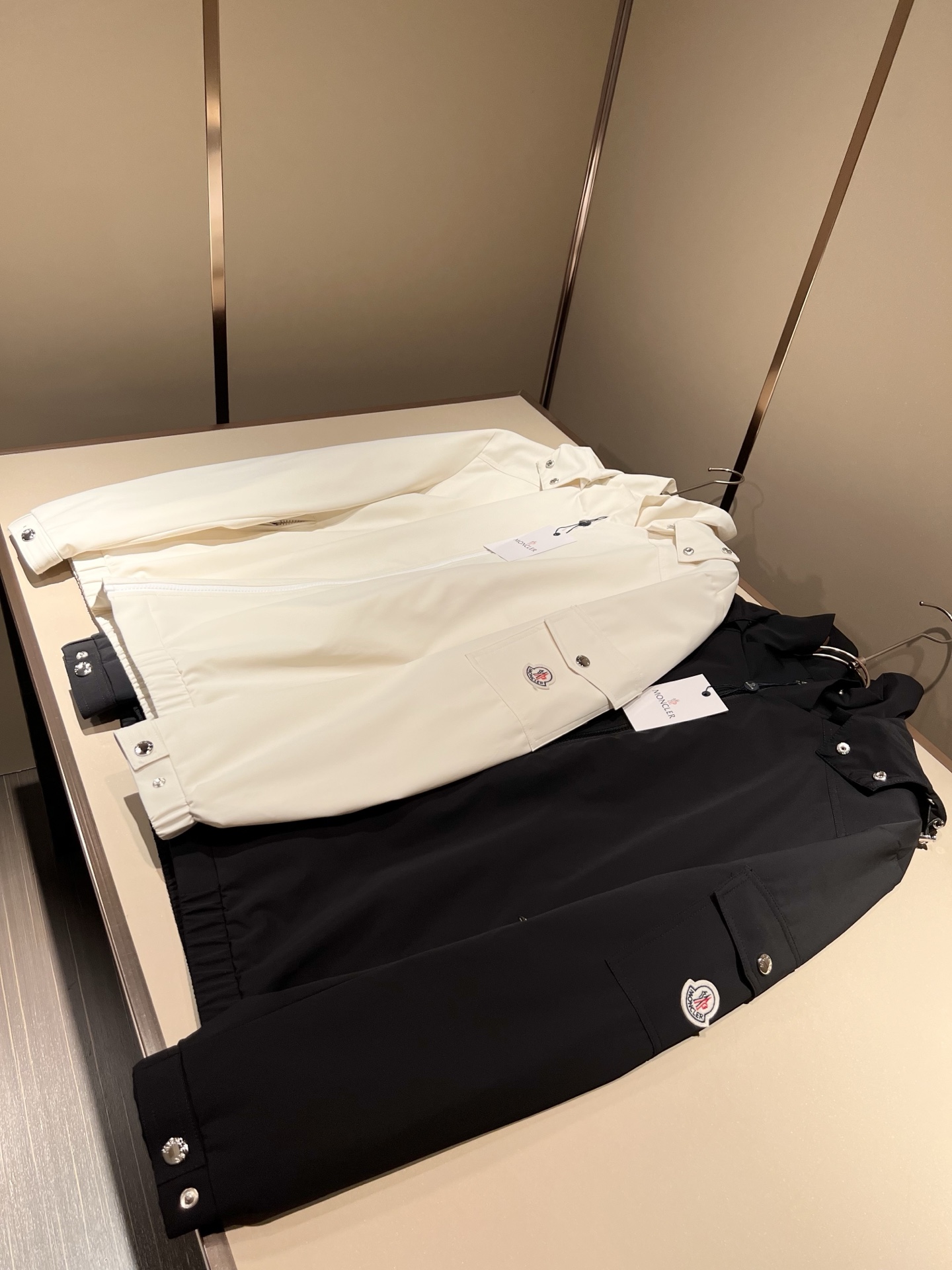 Monc*ler蒙*口2026春夏经典夹克外套，都市时尚休闲款！面料超软面料帅酷爆款夹克外套。时尚都市百