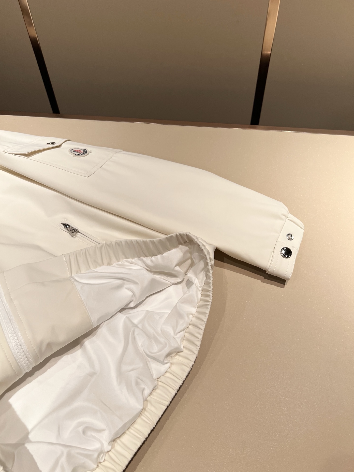 Monc*ler蒙*口2026春夏经典夹克外套，都市时尚休闲款！面料超软面料帅酷爆款夹克外套。时尚都市百