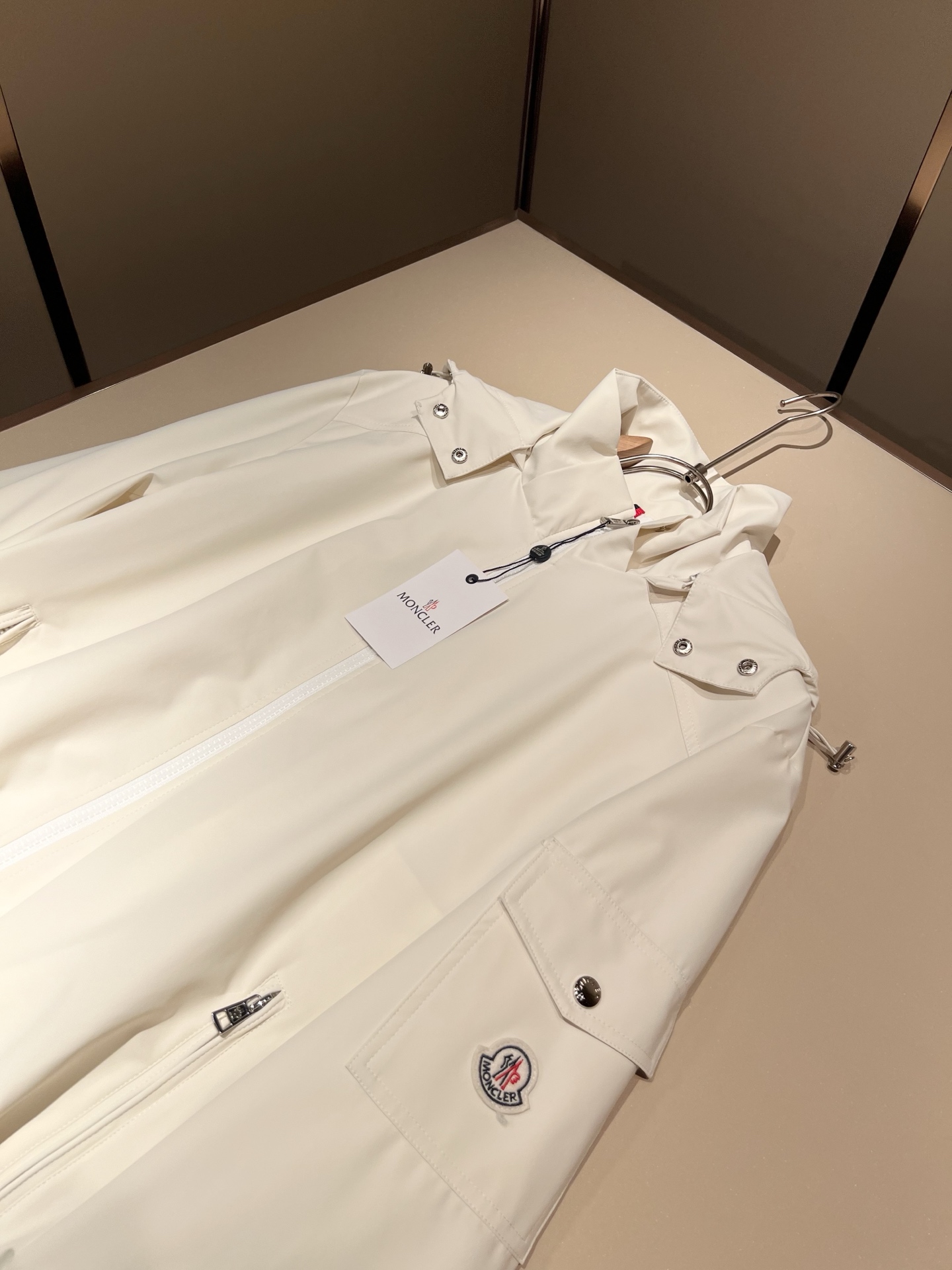 Monc*ler蒙*口2026春夏经典夹克外套，都市时尚休闲款！面料超软面料帅酷爆款夹克外套。时尚都市百