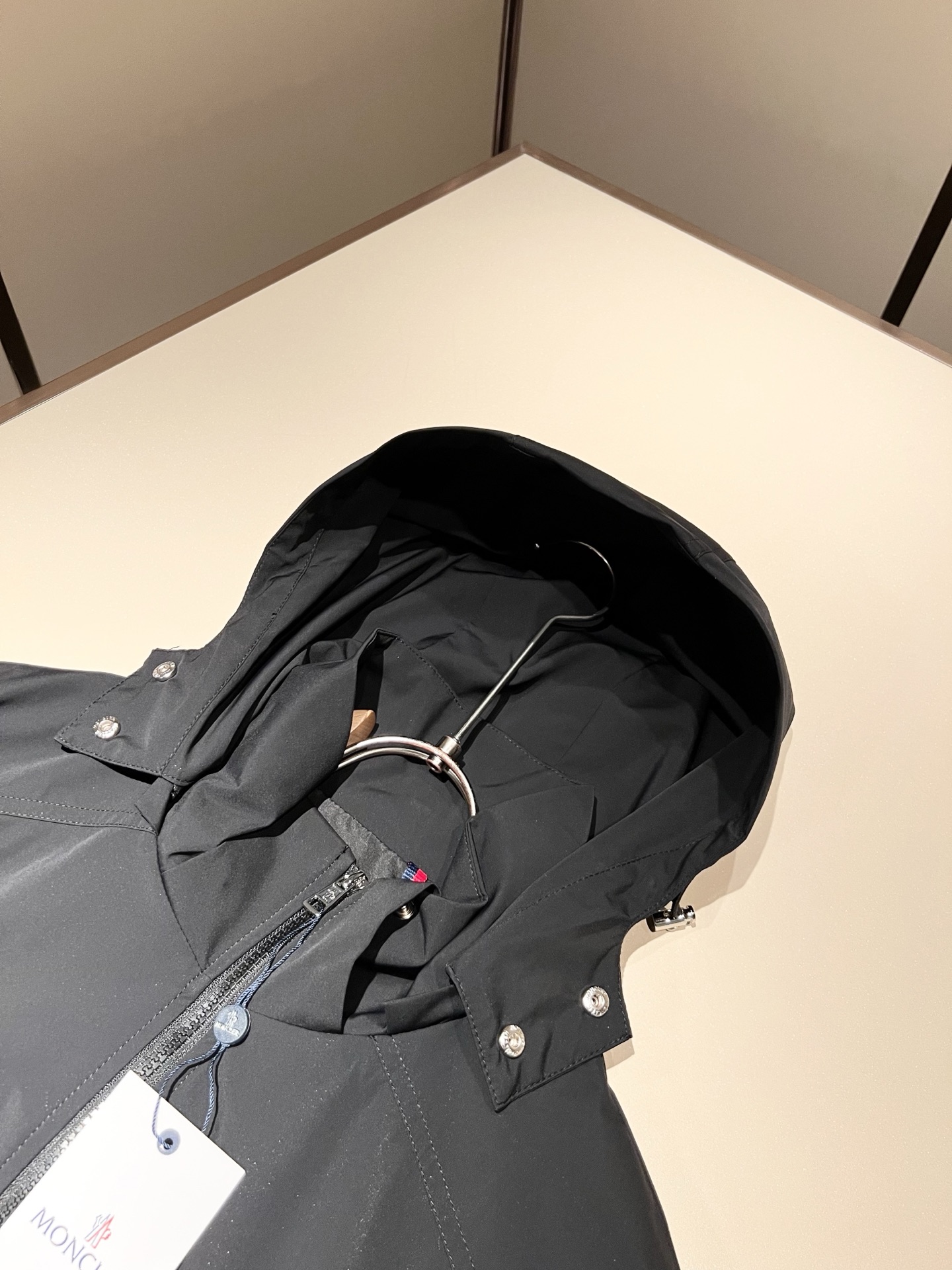 Monc*ler蒙*口2026春夏经典夹克外套，都市时尚休闲款！面料超软面料帅酷爆款夹克外套。时尚都市百