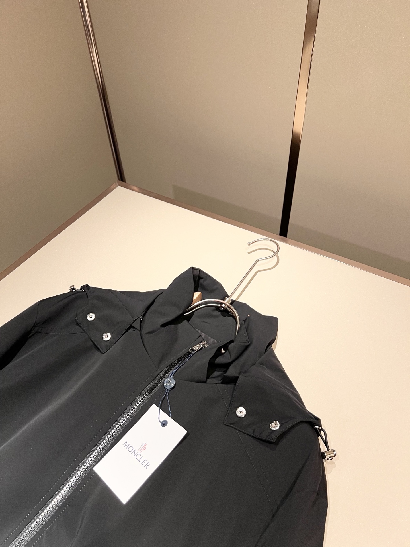 Monc*ler蒙*口2026春夏经典夹克外套，都市时尚休闲款！面料超软面料帅酷爆款夹克外套。时尚都市百