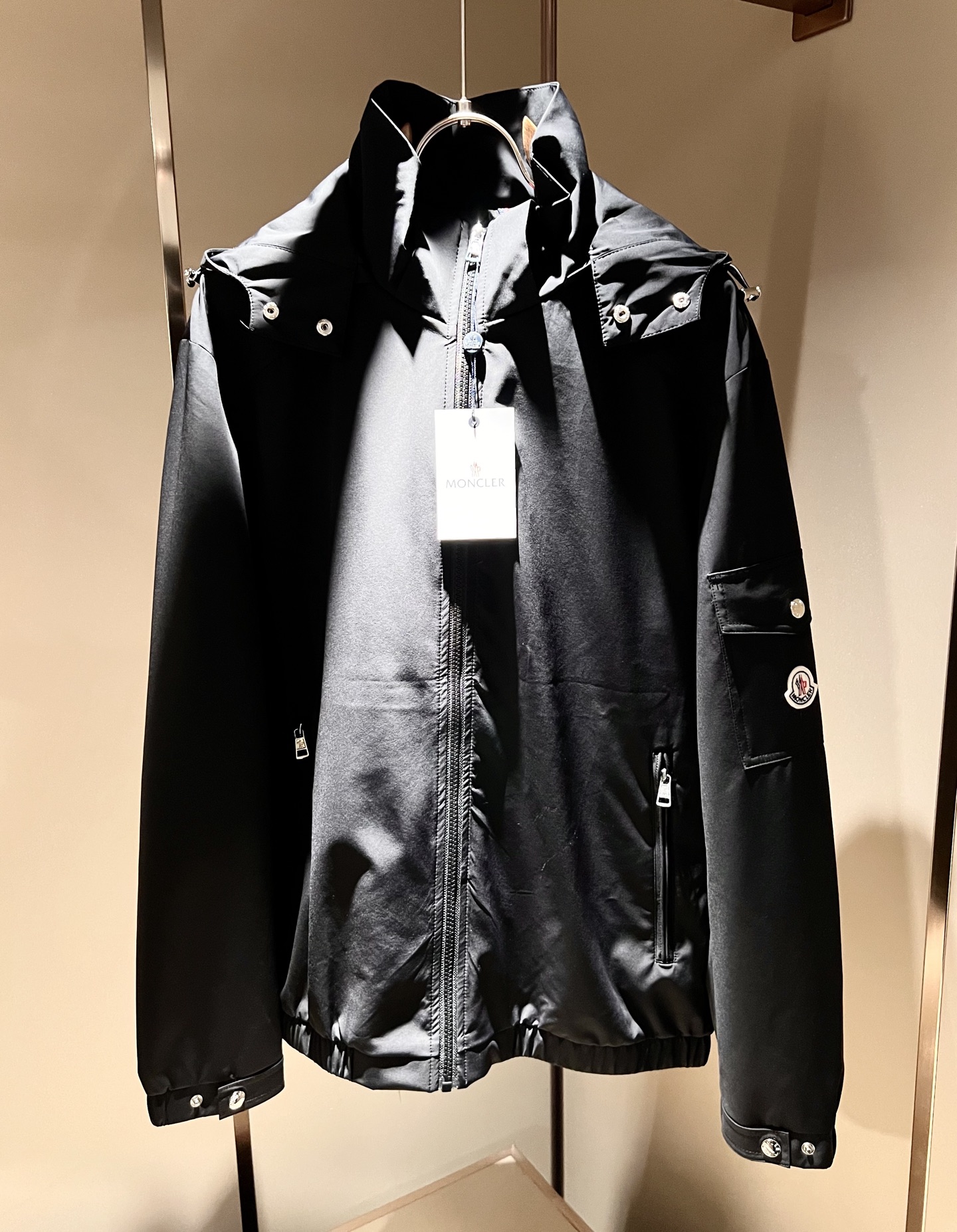 Monc*ler蒙*口2026春夏经典夹克外套，都市时尚休闲款！面料超软面料帅酷爆款夹克外套。时尚都市百