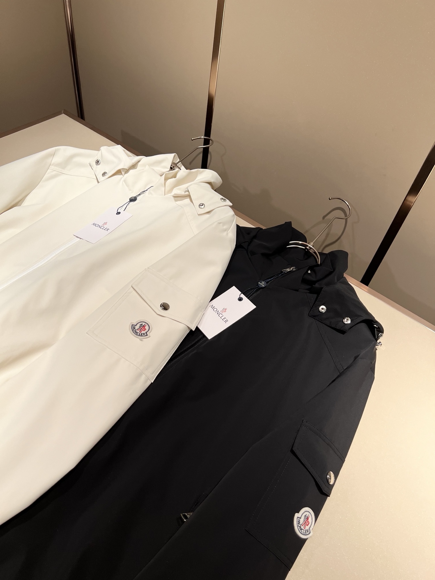 Monc*ler蒙*口2026春夏经典夹克外套，都市时尚休闲款！面料超软面料帅酷爆款夹克外套。时尚都市百