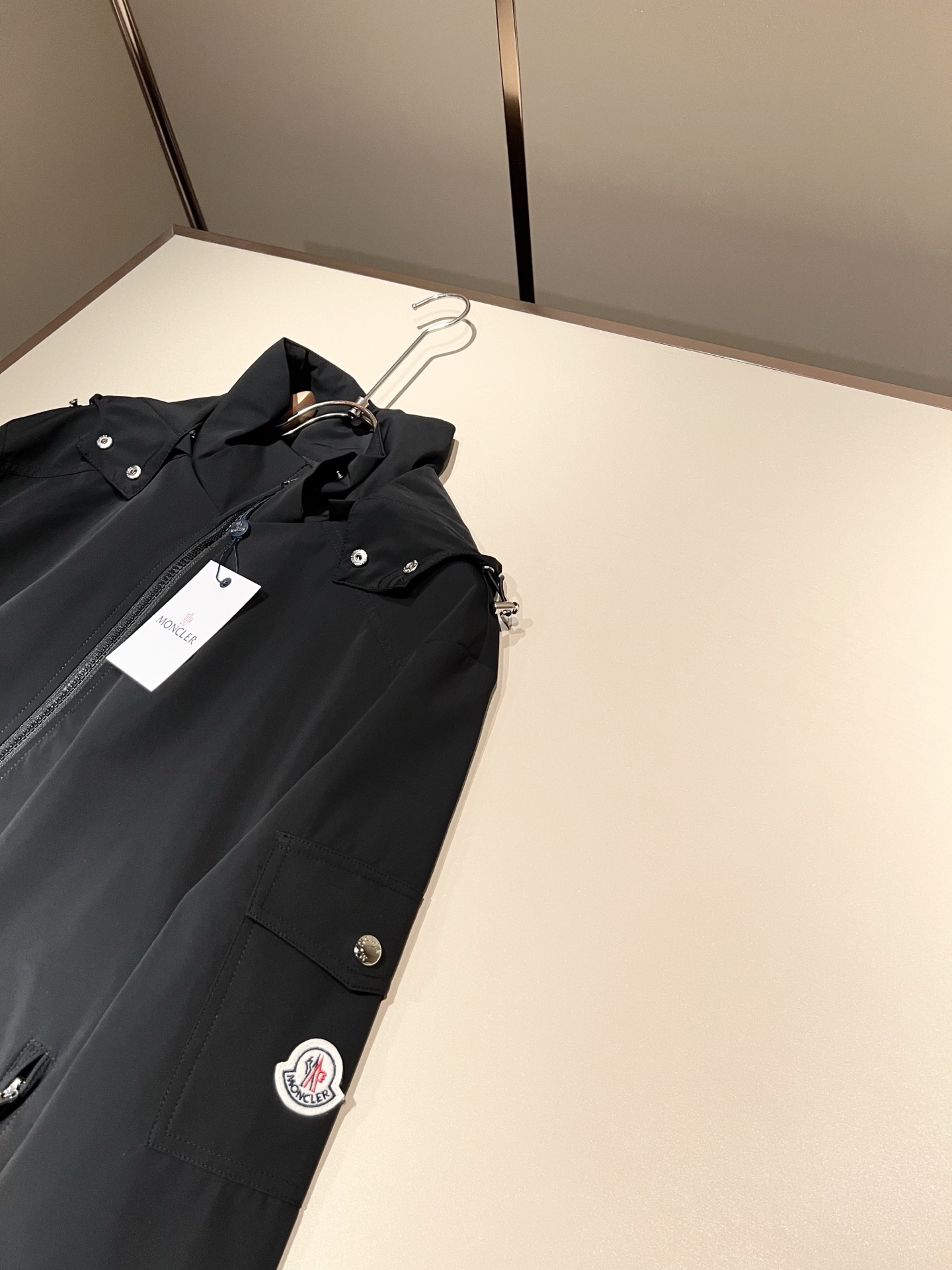 Monc*ler蒙*口2026春夏经典夹克外套，都市时尚休闲款！面料超软面料帅酷爆款夹克外套。时尚都市百