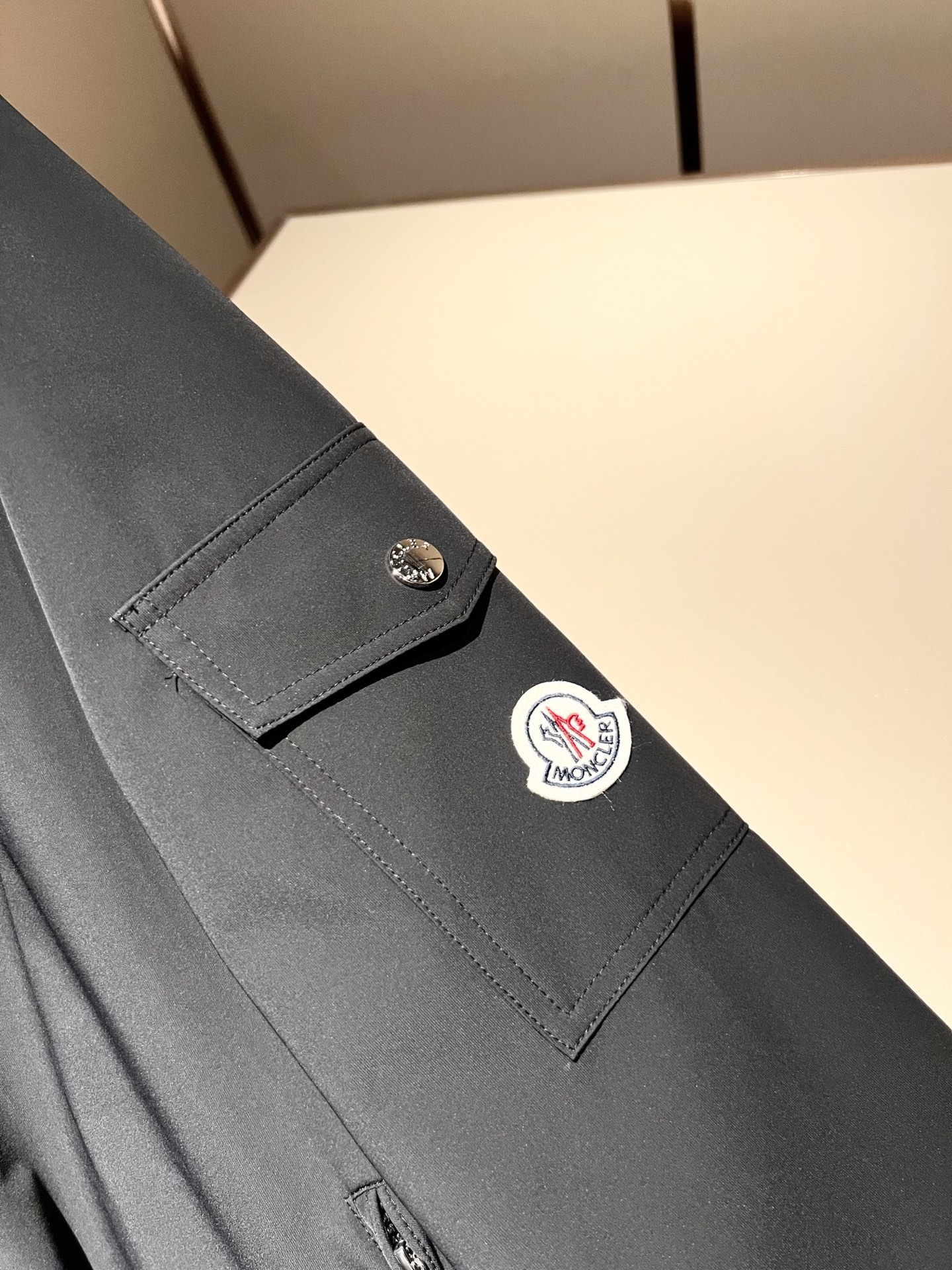 Monc*ler蒙*口2026春夏经典夹克外套，都市时尚休闲款！面料超软面料帅酷爆款夹克外套。时尚都市百