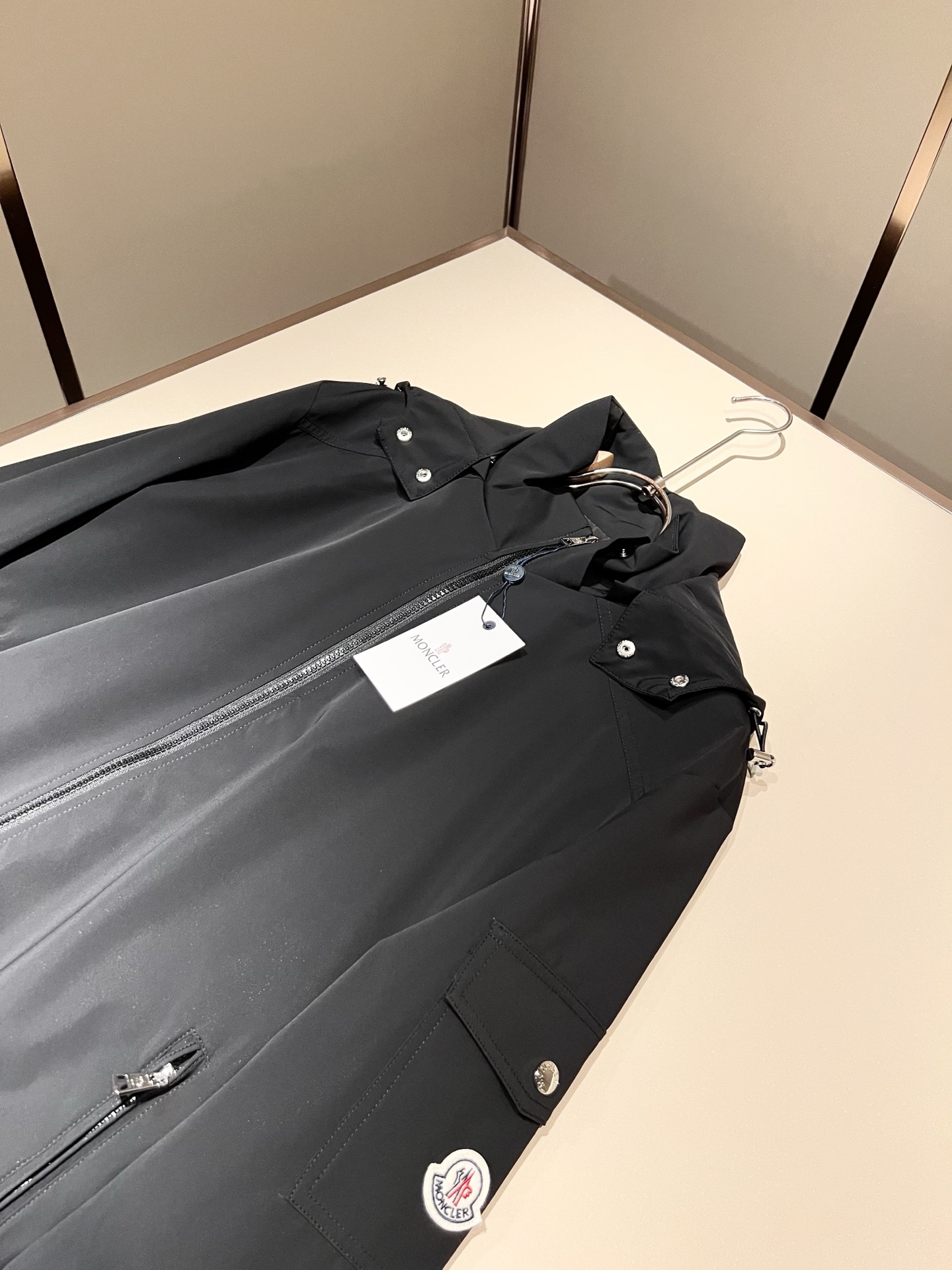 Monc*ler蒙*口2026春夏经典夹克外套，都市时尚休闲款！面料超软面料帅酷爆款夹克外套。时尚都市百