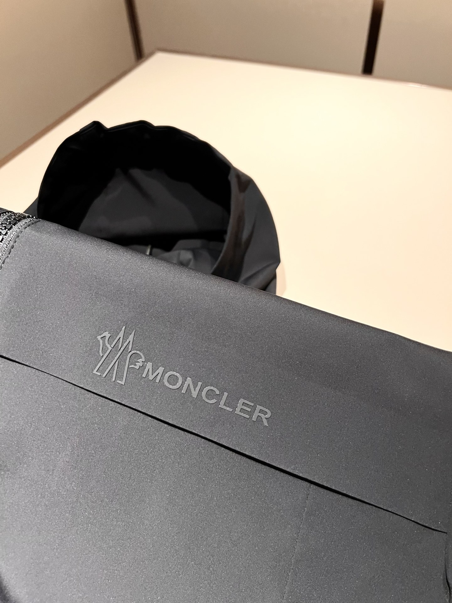 Monc*ler蒙*口2026春夏经典夹克外套，都市时尚休闲款！面料超软面料帅酷爆款夹克外套。时尚都市百