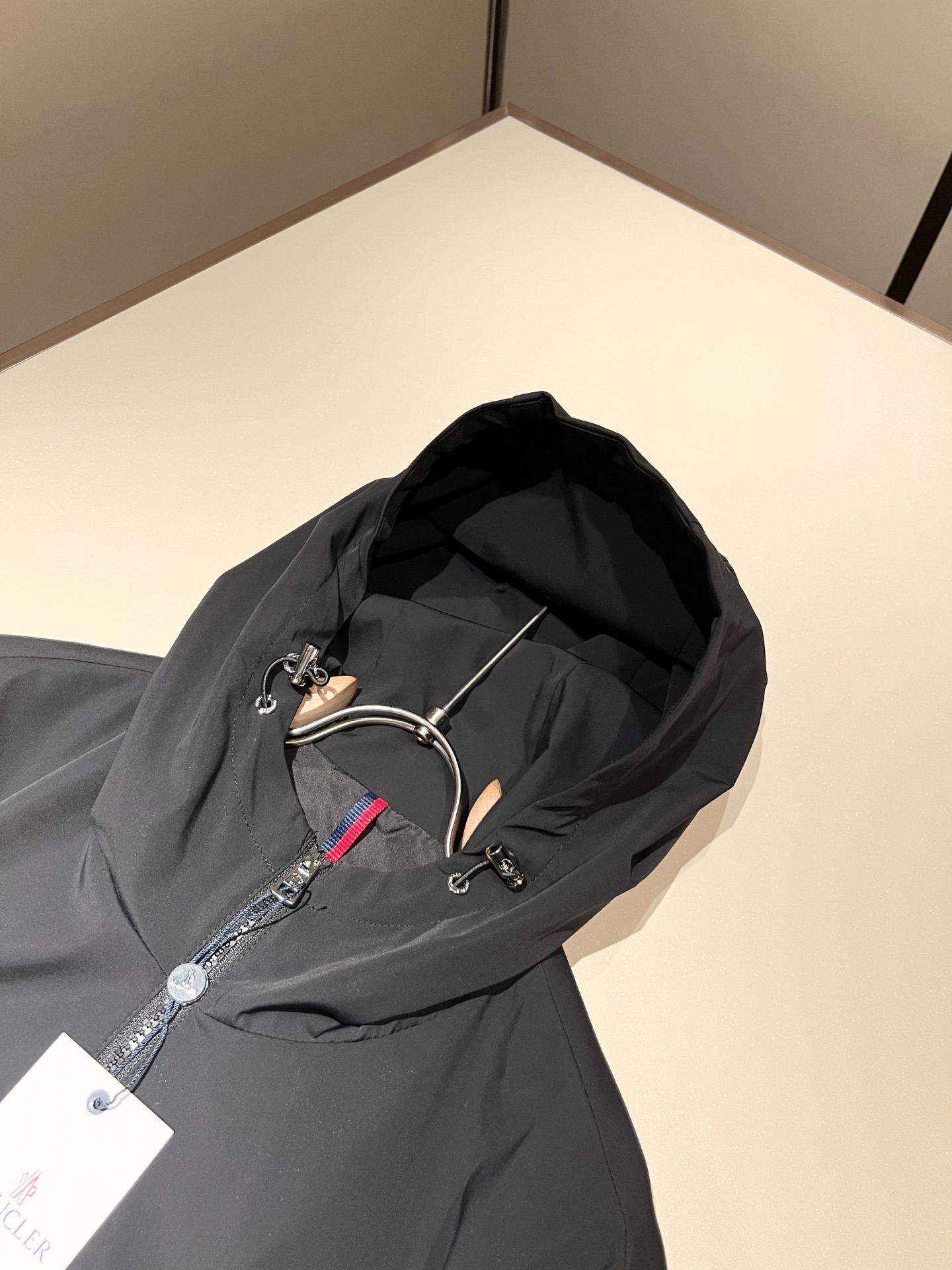 Monc*ler蒙*口2026春夏经典夹克外套，都市时尚休闲款！面料超软面料帅酷爆款夹克外套。时尚都市百