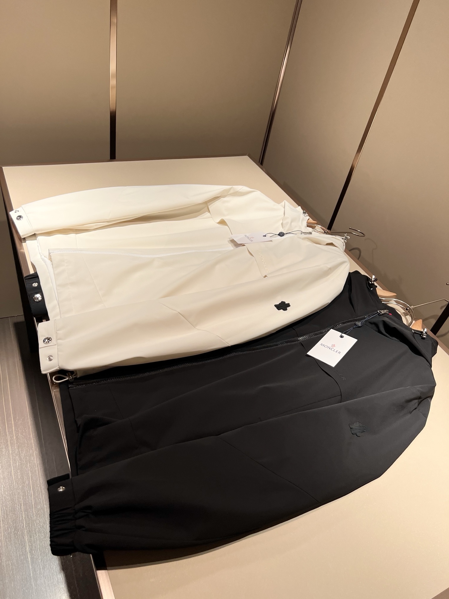 Monc*ler蒙*口2026春夏经典夹克外套，都市时尚休闲款！面料超软面料帅酷爆款夹克外套。时尚都市百