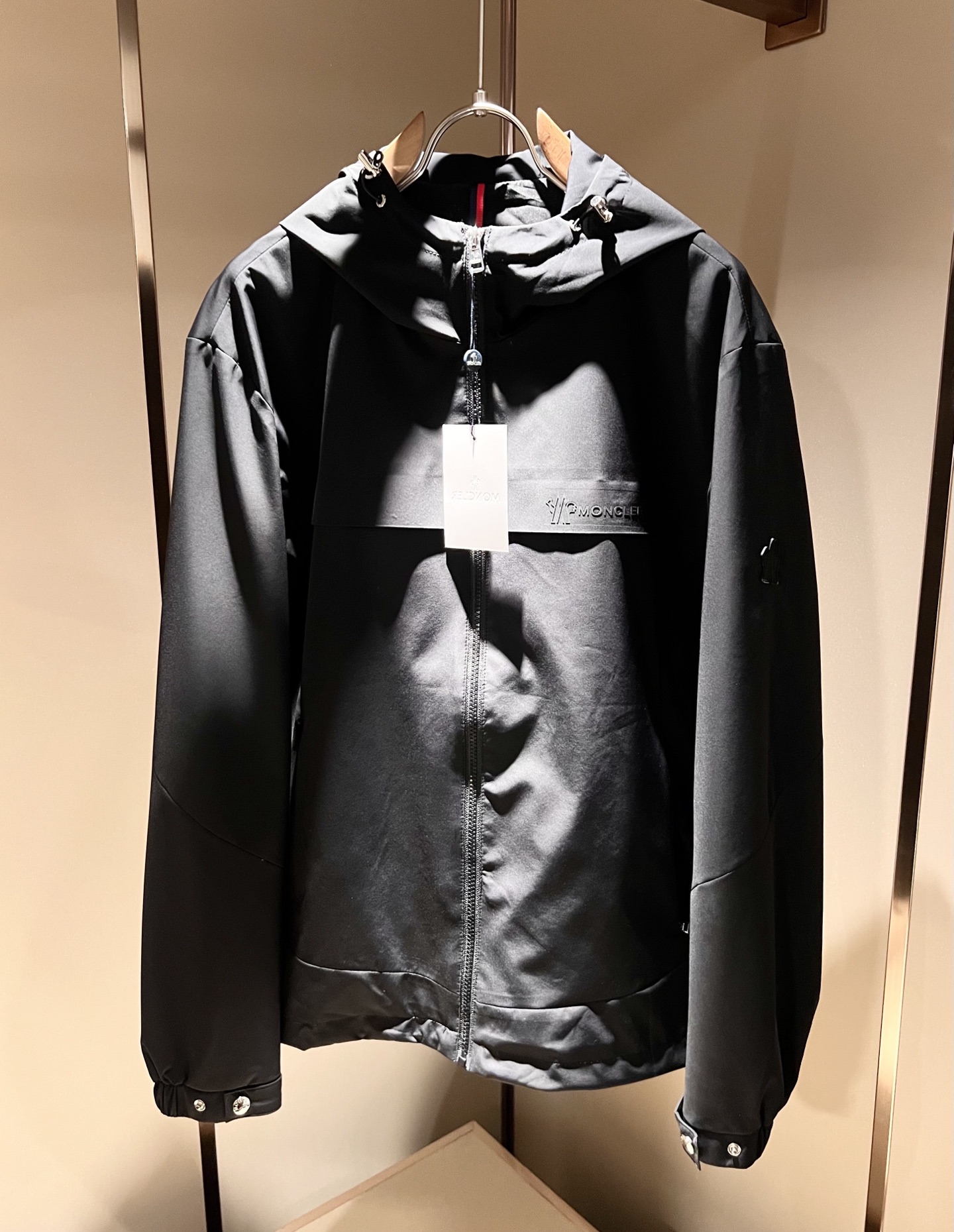 Monc*ler蒙*口2026春夏经典夹克外套，都市时尚休闲款！面料超软面料帅酷爆款夹克外套。时尚都市百