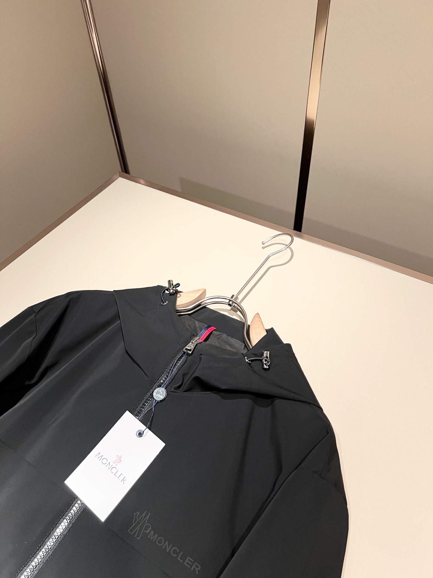 Monc*ler蒙*口2026春夏经典夹克外套，都市时尚休闲款！面料超软面料帅酷爆款夹克外套。时尚都市百