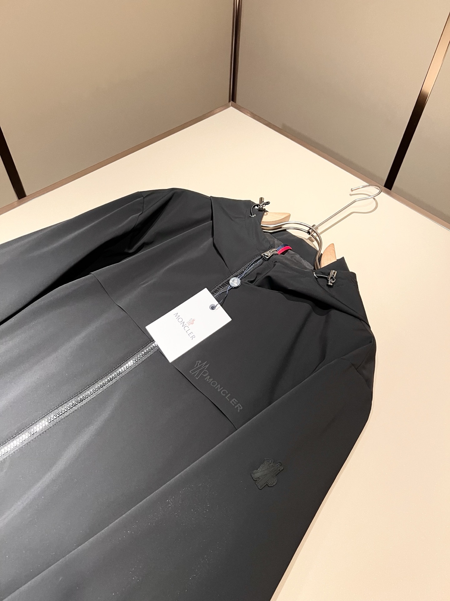 Monc*ler蒙*口2026春夏经典夹克外套，都市时尚休闲款！面料超软面料帅酷爆款夹克外套。时尚都市百